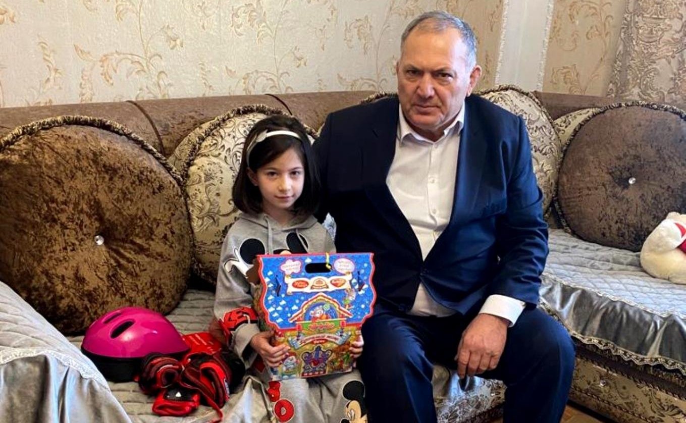 Крым Казаноков исполнил мечту двенадцати детей из двух регионов России в рамках акции «Елка желаний»