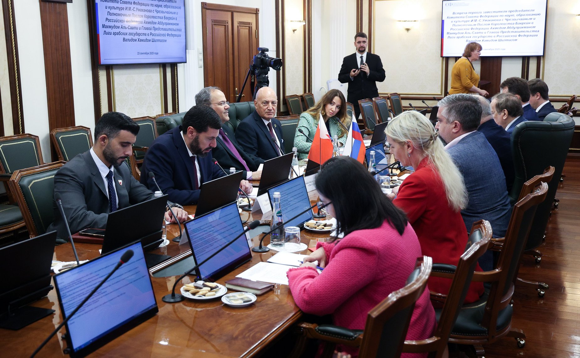 Ильяс Умаханов провел встречу с Чрезвычайным и Полномочным Послом Королевства Бахрейн в РФ Ахмедом Абдулрахманом Махмудом Аль-Саати и Главой Представительства Лиги арабских государств в России Валидом Хамидом Шилтагом