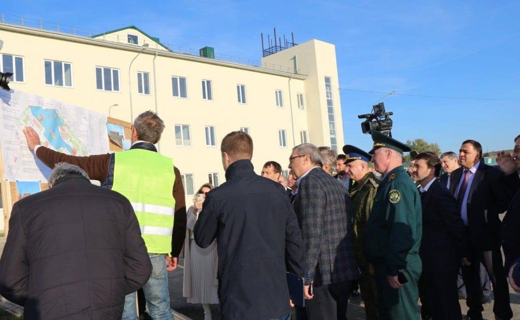 Сенаторы РФ посетили приграничные субъекты РФ — Амурскую область, Республику Дагестан, Республику Северная Осетия-Алания, Забайкальский край и Приморье для осмотра функционирования автомобильных пунктов пропуска