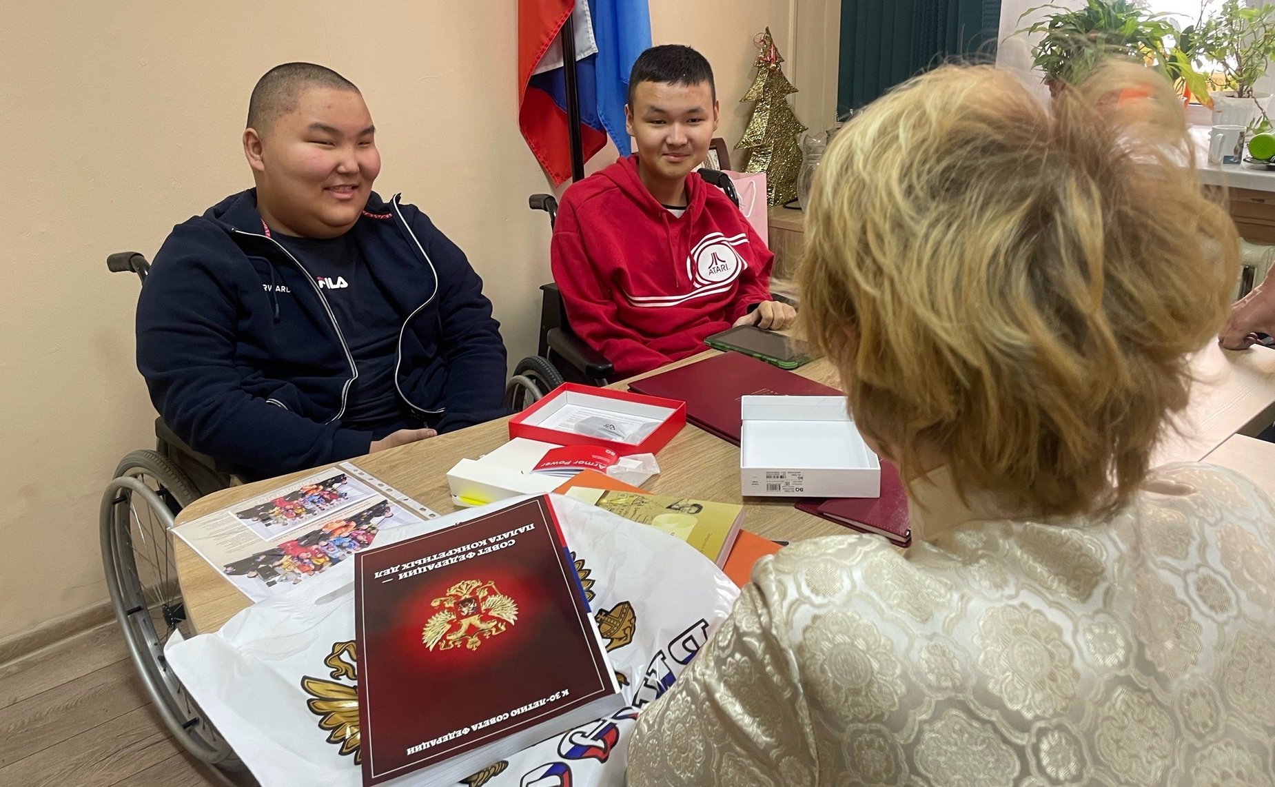 Дина Оюн в преддверии народного праздника Шагаа — Нового года по восточному календарю — встретилась с Уян-Маадыром Монгушем из тувинского села Суг-Бажы, который загадал на сайте благотворительной акции «Ёлка желаний» встречу с сенатором