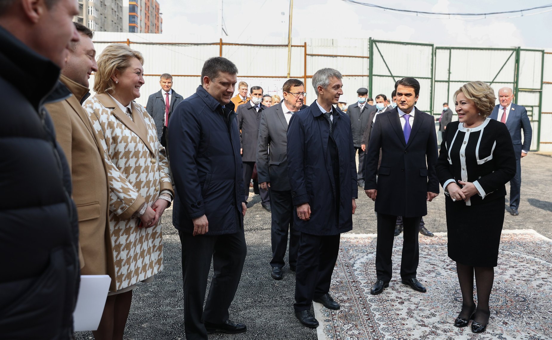 Осмотр строительства нового образовательного учреждения, в котором будет осуществляться обучение и на русском языке