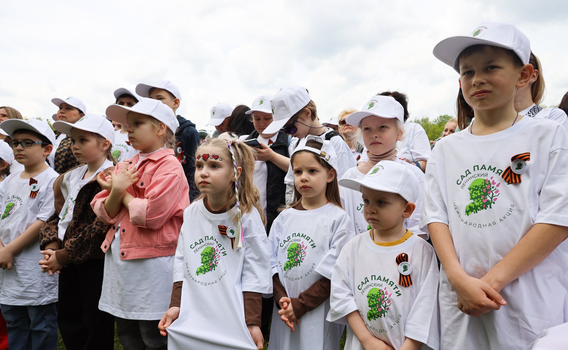 В Год защитника Отечества и 80-летия Победы в Великой Отечественной войне 1941–1945 годов сенаторы РФ и сотрудники Аппарата СФ провели акцию «Сад Памяти» — высадили 250 кустов сирени в музее-заповеднике «Горки Ленинские»