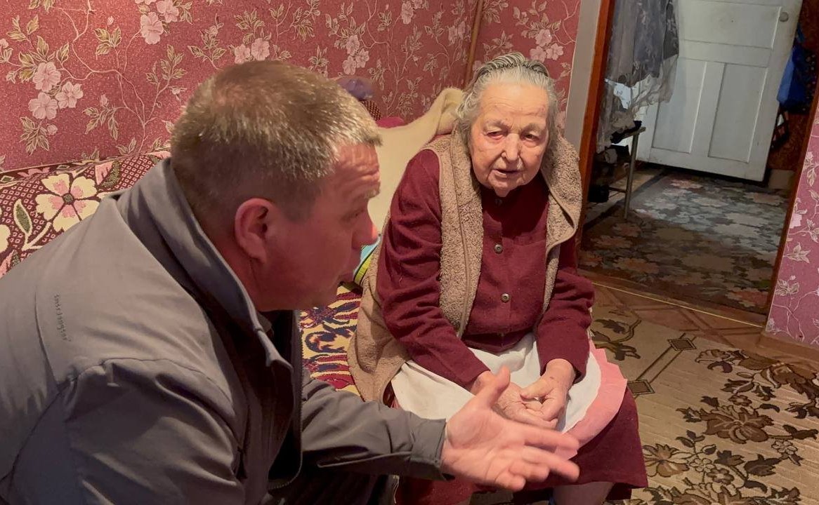 Игорь Кастюкевич навестил в Чаплынке Херсонской области Антонину Петровну Романович, которая обратилась к нему с просьбой встретить 9 мая на Красной площади