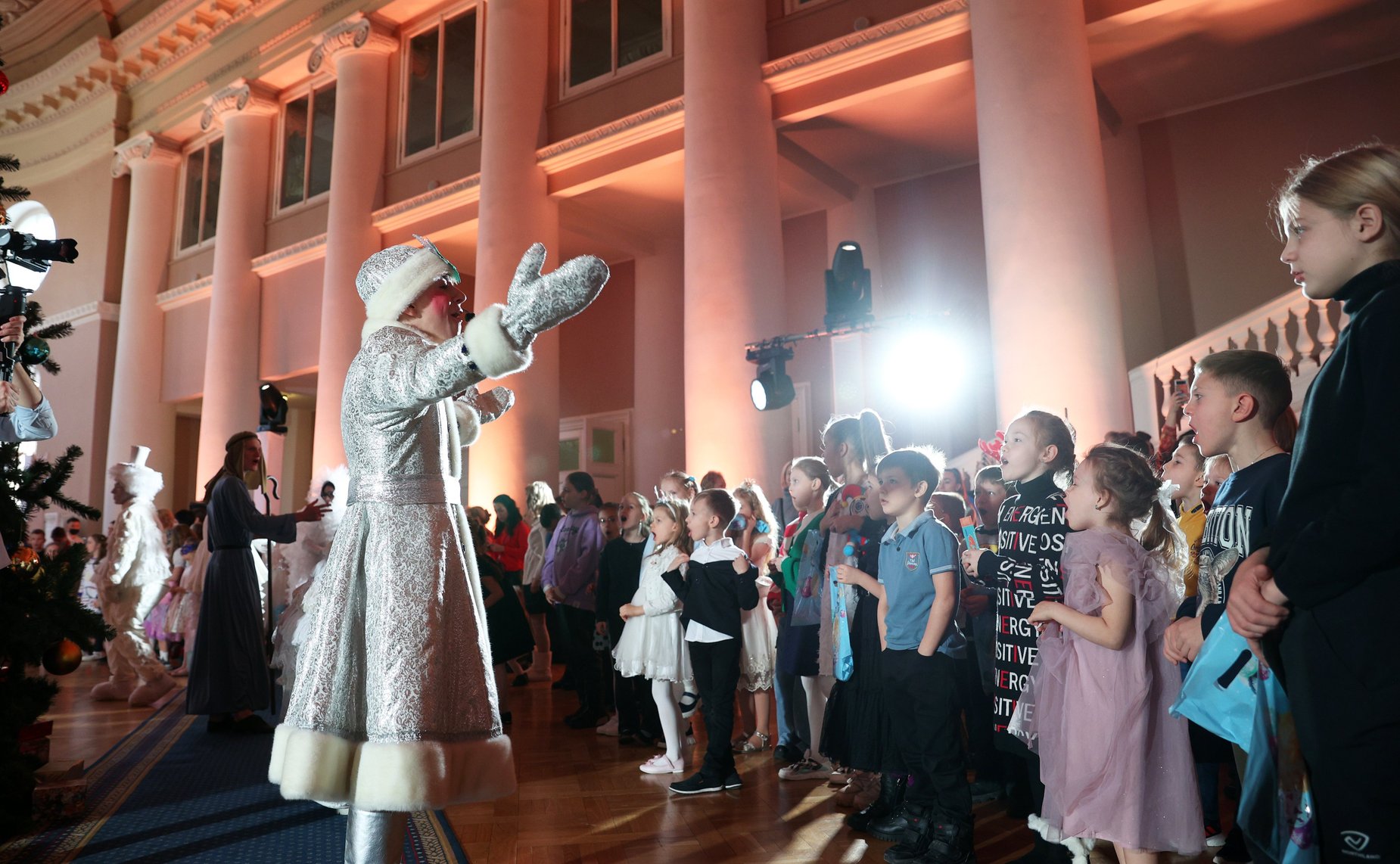 Дети из семей участников специальной военной операции стали гостями праздника «Рождество Христово в Таврическом дворце»