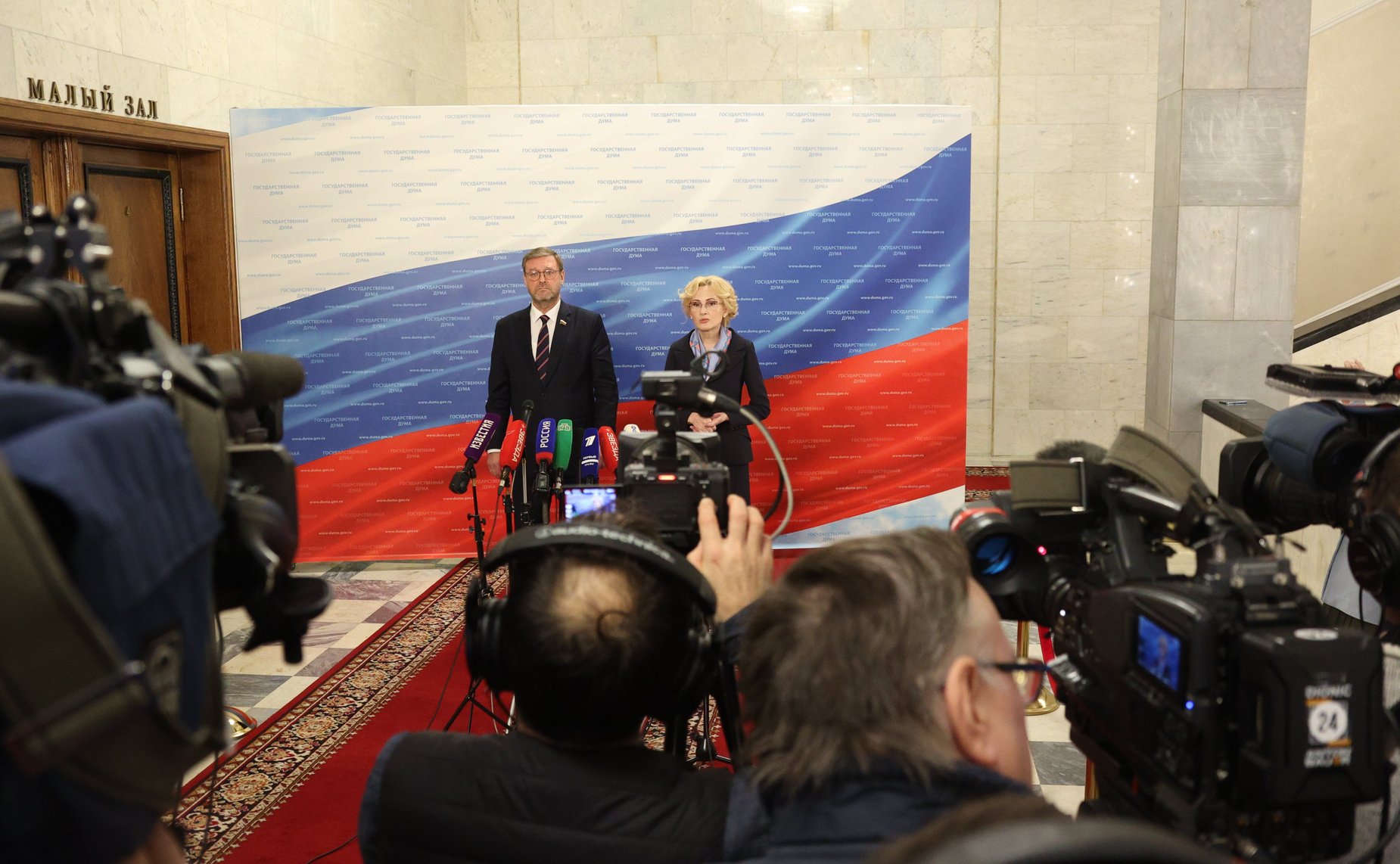 Пресс-подход Константина Косачева и Ирины Яровой по итогам заседания парламентской Комиссии по расследованию обстоятельств, связанных с созданием американскими специалистами биологических лабораторий на территории Украины