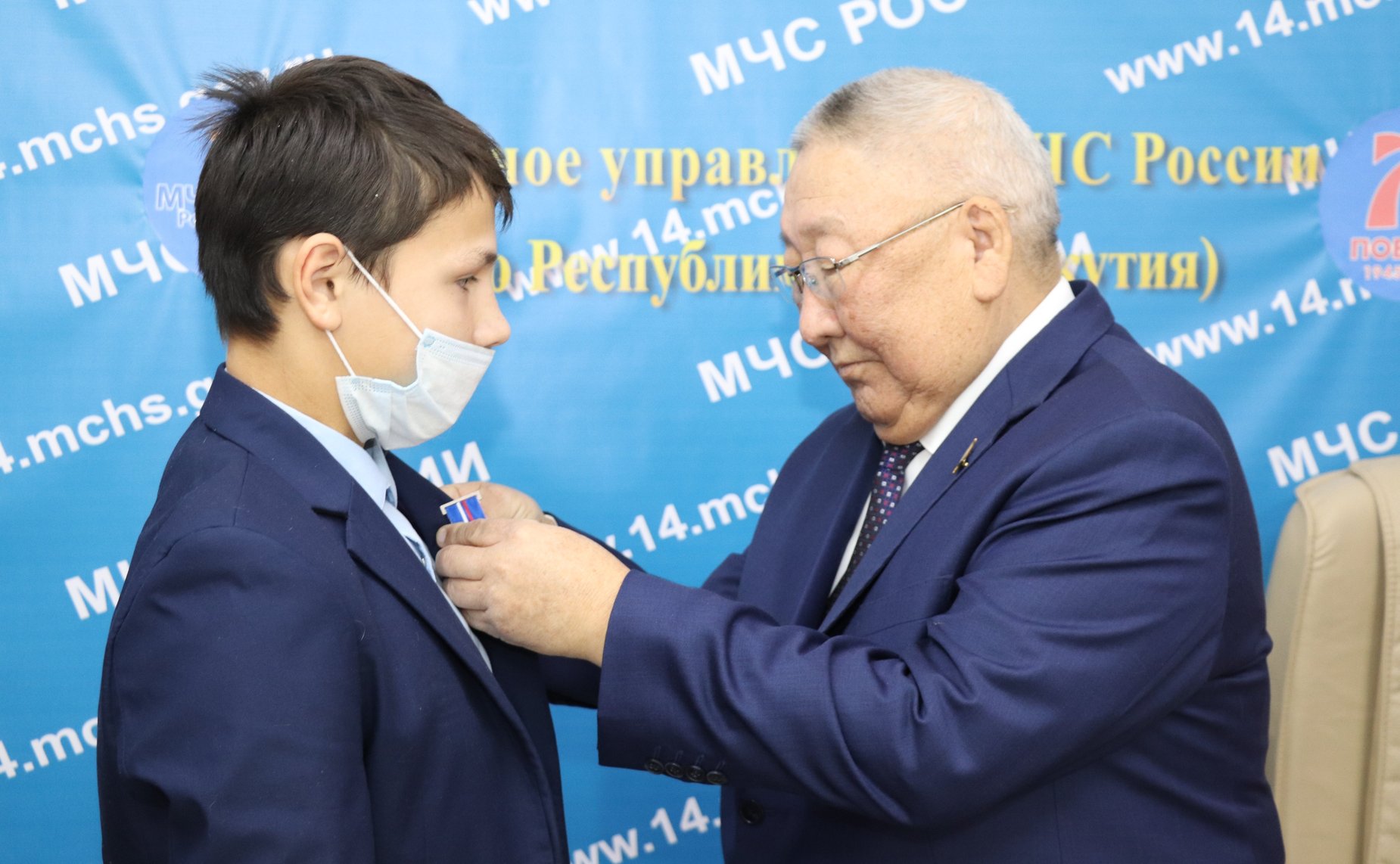 Егор Борисов вручили детям-героям памятные медали Совета Федерации «За проявленное мужество»