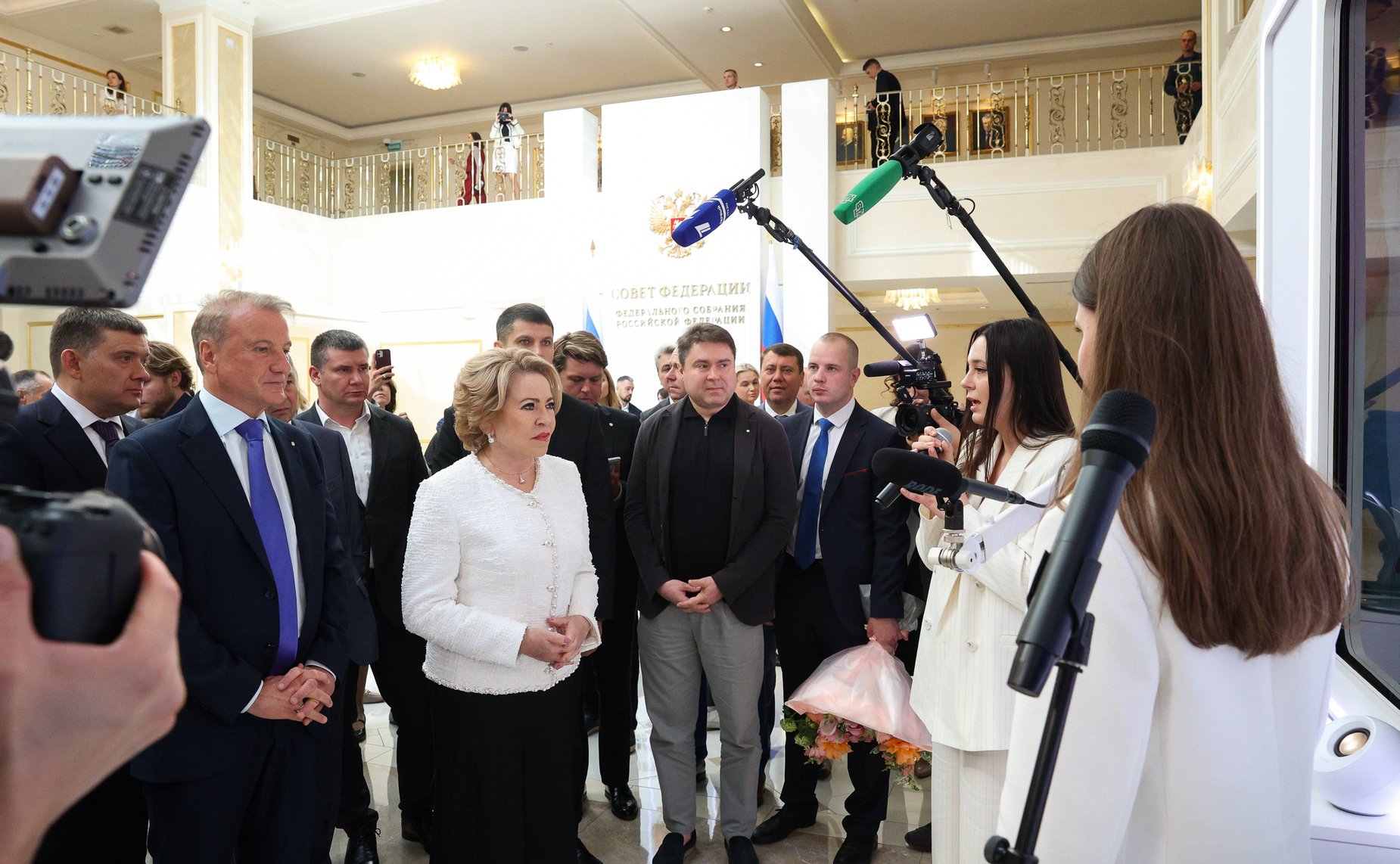 Валентина Матвиенко и Герман Греф осмотрели выставку «Сбербанка России»