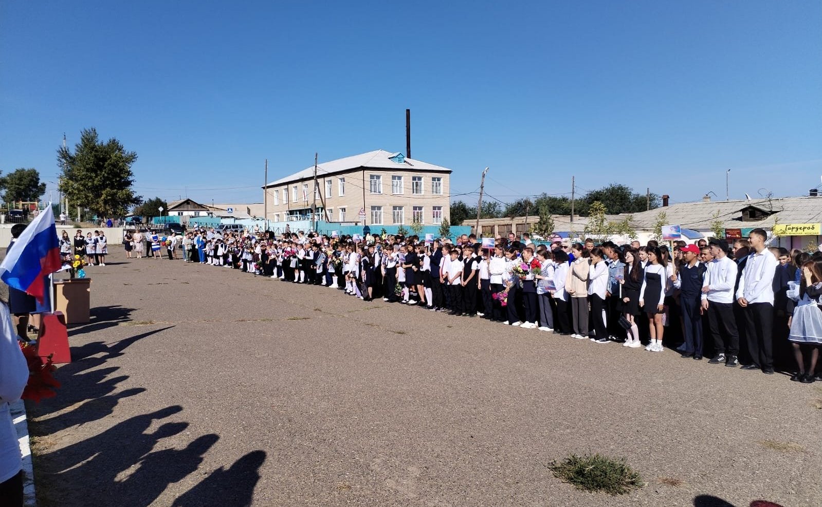 Сергей Михайлов принял участие в торжественных линейках, посвящённых Дню знаний, в школах сел Нижний Цасучей и Верхний Цасучей