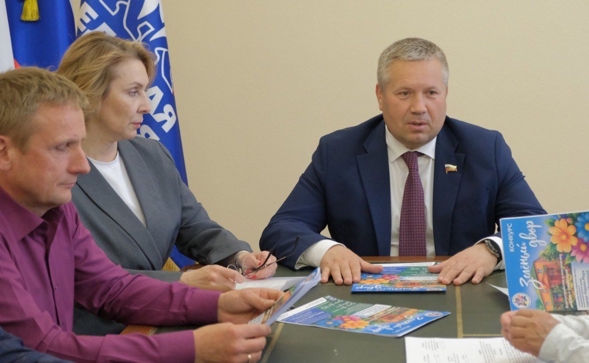 Денис Гусев в ходе поездки в регион дал старт муниципальному конкурсу благоустройства и озеленения территорий многоквартирных жилых домов и индивидуальных приусадебных участков в городе Нарьян-Маре и рабочем посёлке Искателей