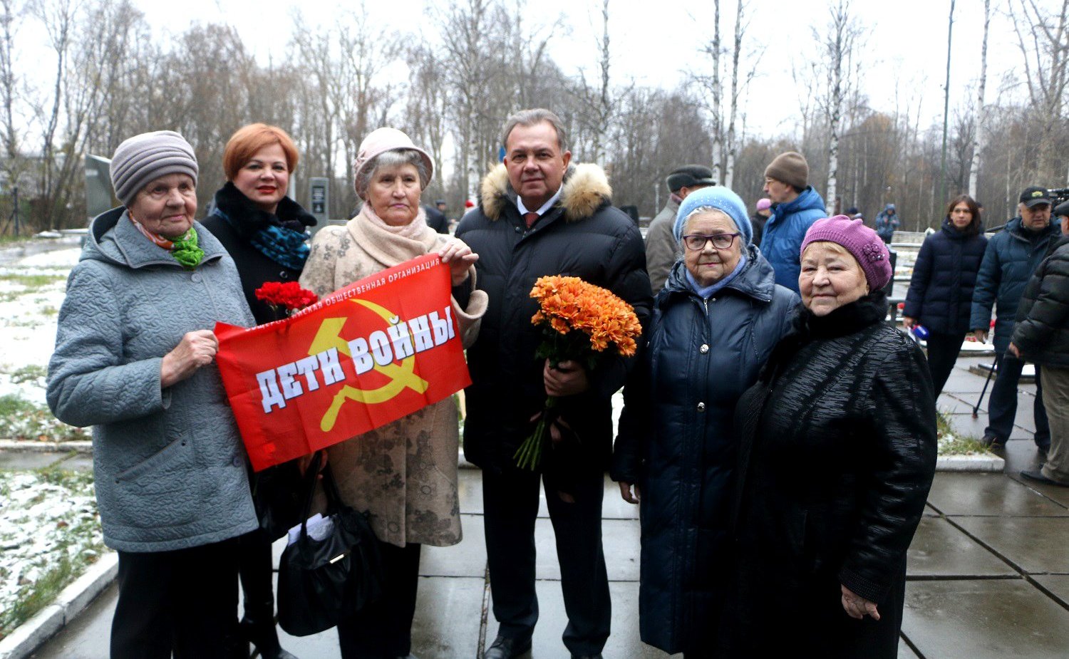 Виктор Павленко принял участие в открытии памятного знака «Солдатским матерям» на Архангельском мемориале «Площадь памяти»