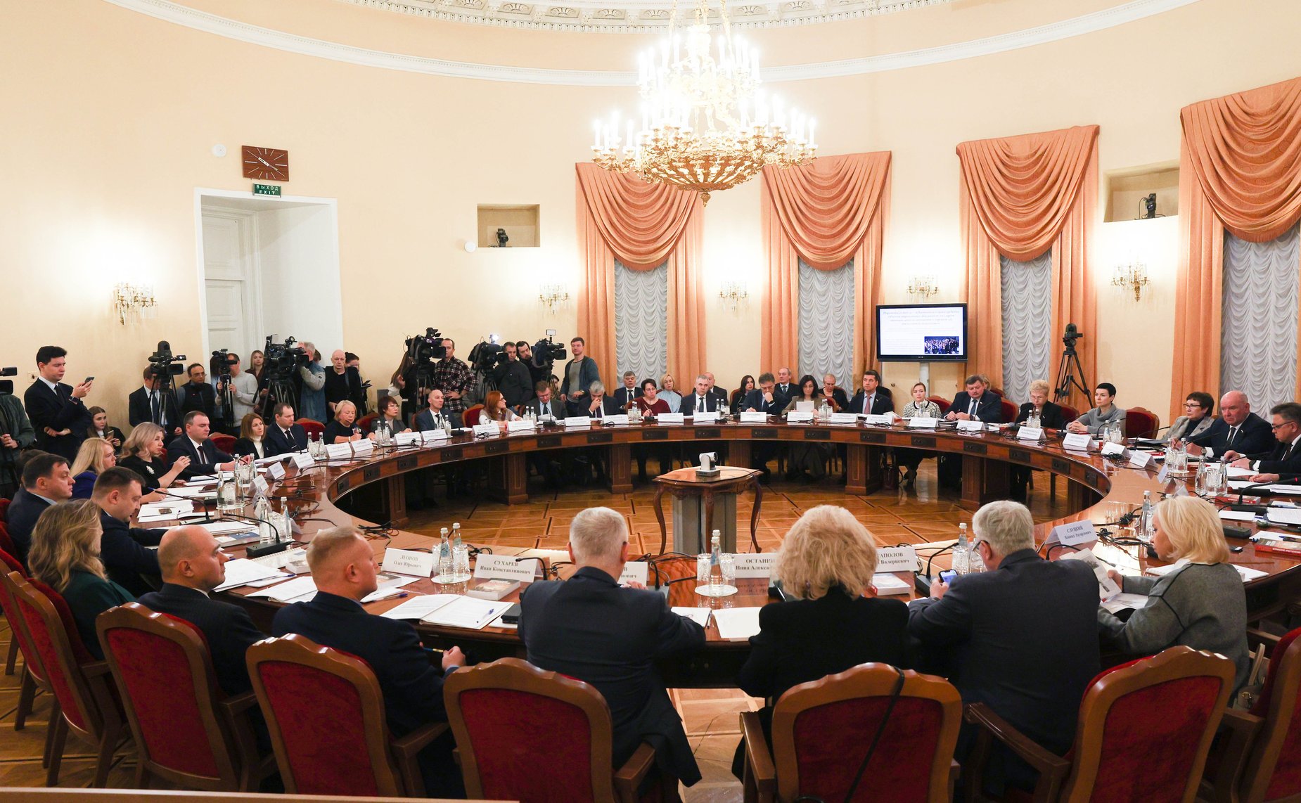 Заседание парламентской комиссии по расследованию преступных действий в отношении несовершеннолетних со стороны киевского режима