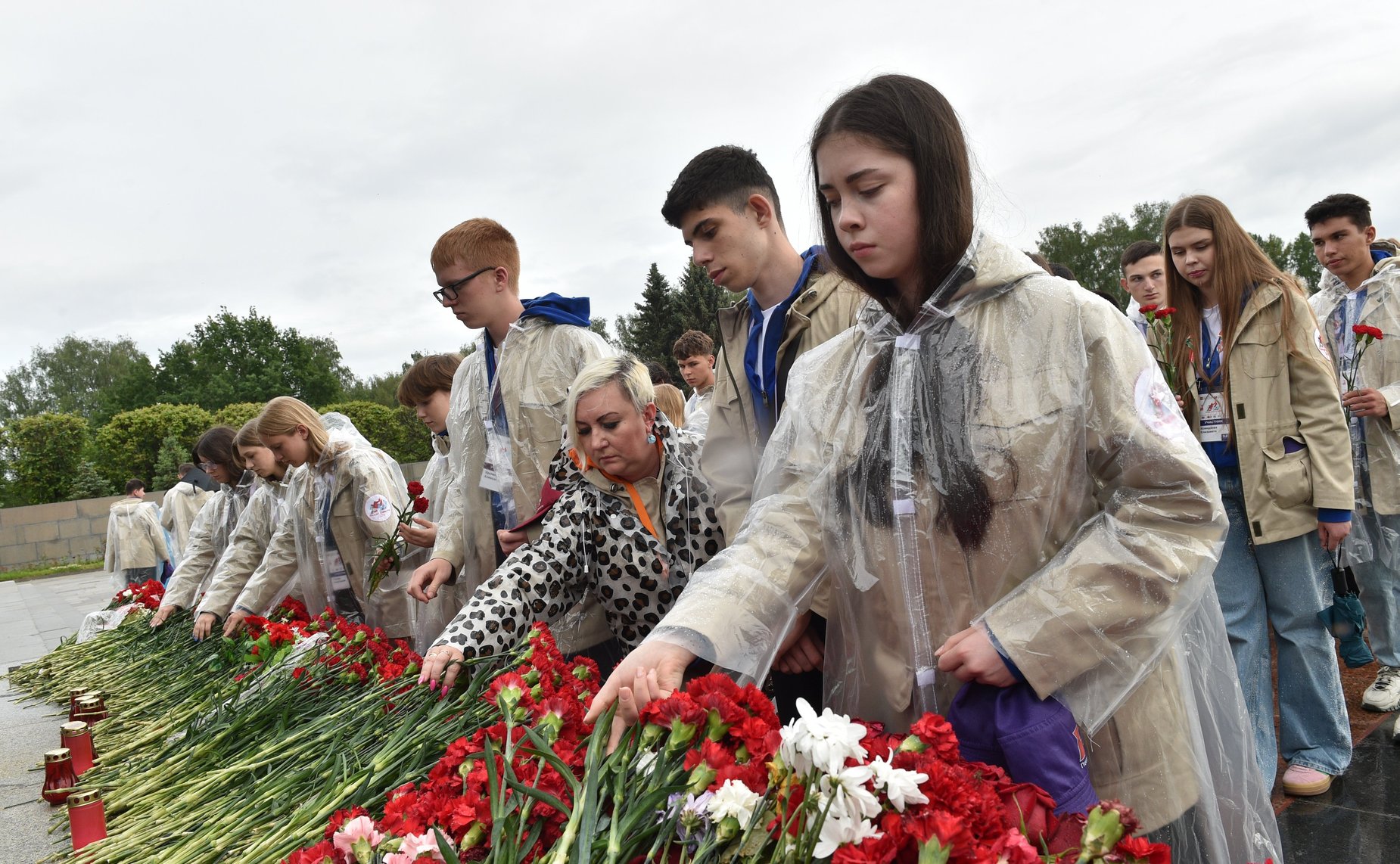 Участники проекта «Поезд Памяти» посетили Пискаревское мемориальное кладбище