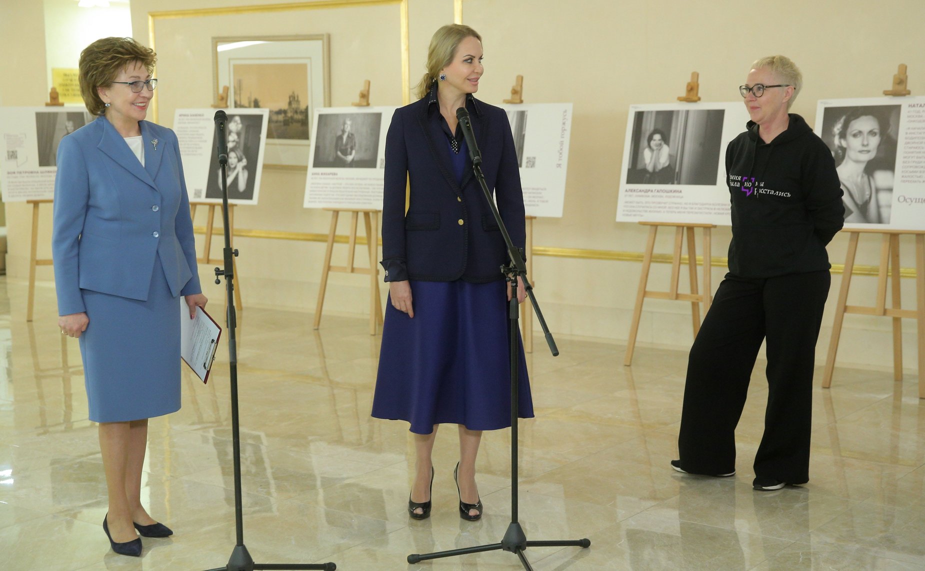 Галина Карелова открыла фотовыставку «Химия была, но мы расстались». Экспозиция по поддержке женщин с онкологическими заболеваниями приурочена ко Дню медицинского работника