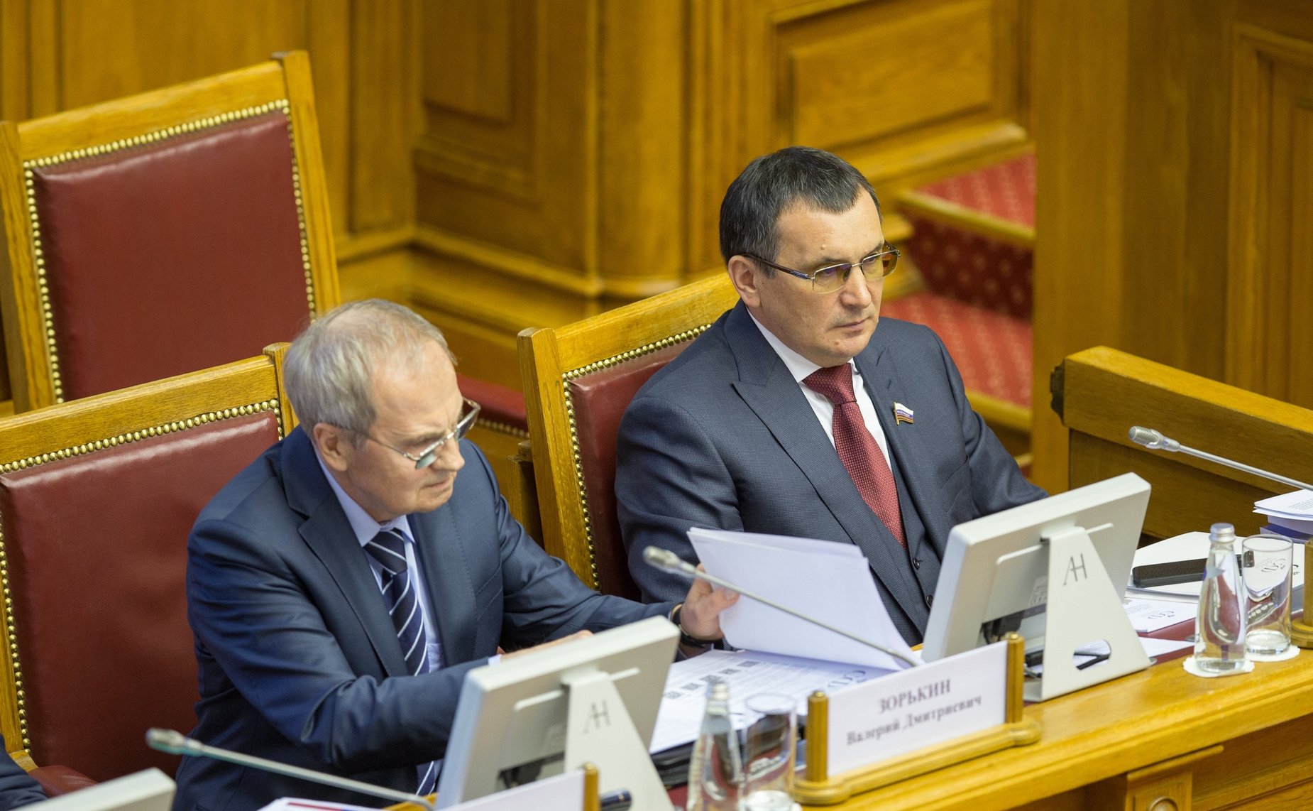 Председатель Конституционного суда В. Зорькин и первый заместитель председателя СФ Н. Федоров на пленарном заседании Совета законодателей Российской Федерации