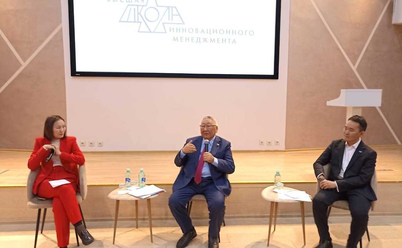 Егор Борисов встретился в г. Якутске с молодыми специалистами – государственными гражданскими служащими Республики Саха (Якутия)