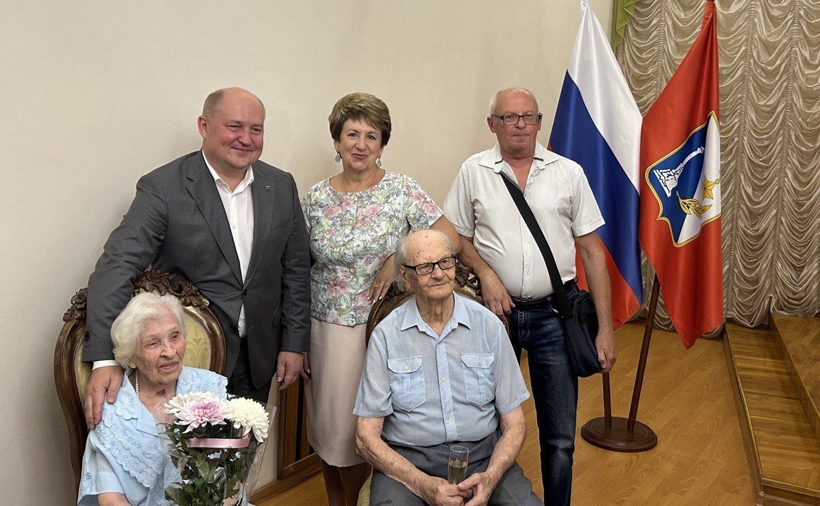 Екатерина Алтабаева поздравила супружескую пару в Севастополе с 70-летним юбилеем совместной жизни
