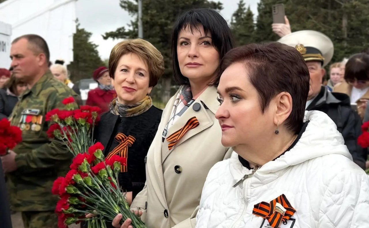 Екатерина Алтабаева приняла участие в торжественной церемонии захоронения останков бойцов Великой Отечественной войны на Братском кладбище на Дергачах