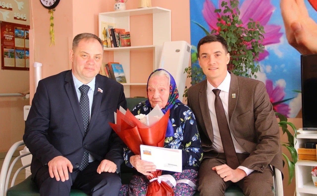 Роман Маслов поздравил долгожителей своего родного города Череповца