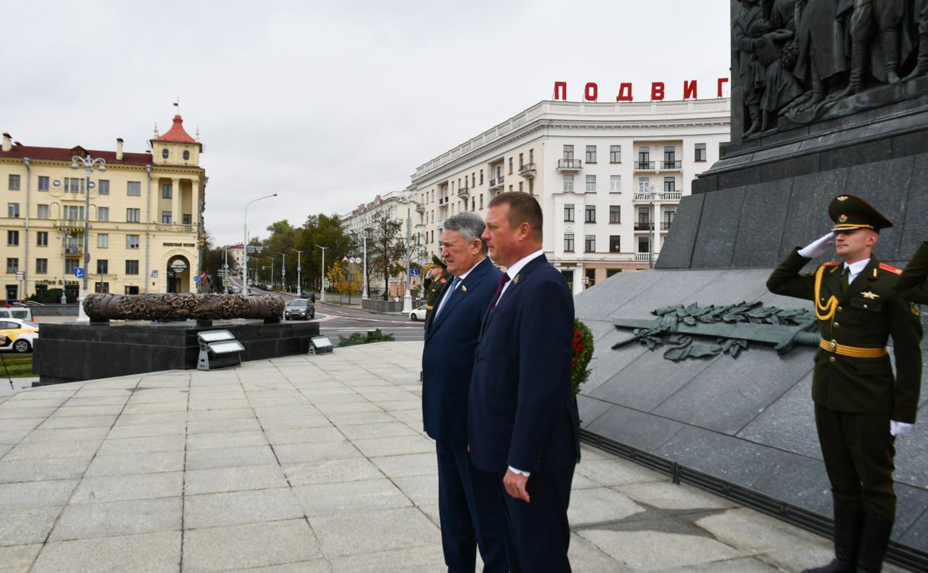 Участники заседания Межпарламентской комиссии СФ и Совета Республики Национального собрания Республики Беларусь по межрегиональному сотрудничеству возложили венок и цветы к монументу Победы в Минске