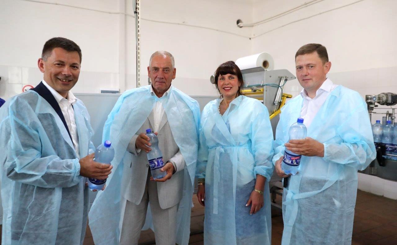 Сергей Митин посетил Старорусский пищекомбинат и ознакомился с производством питьевой бутилированной воды