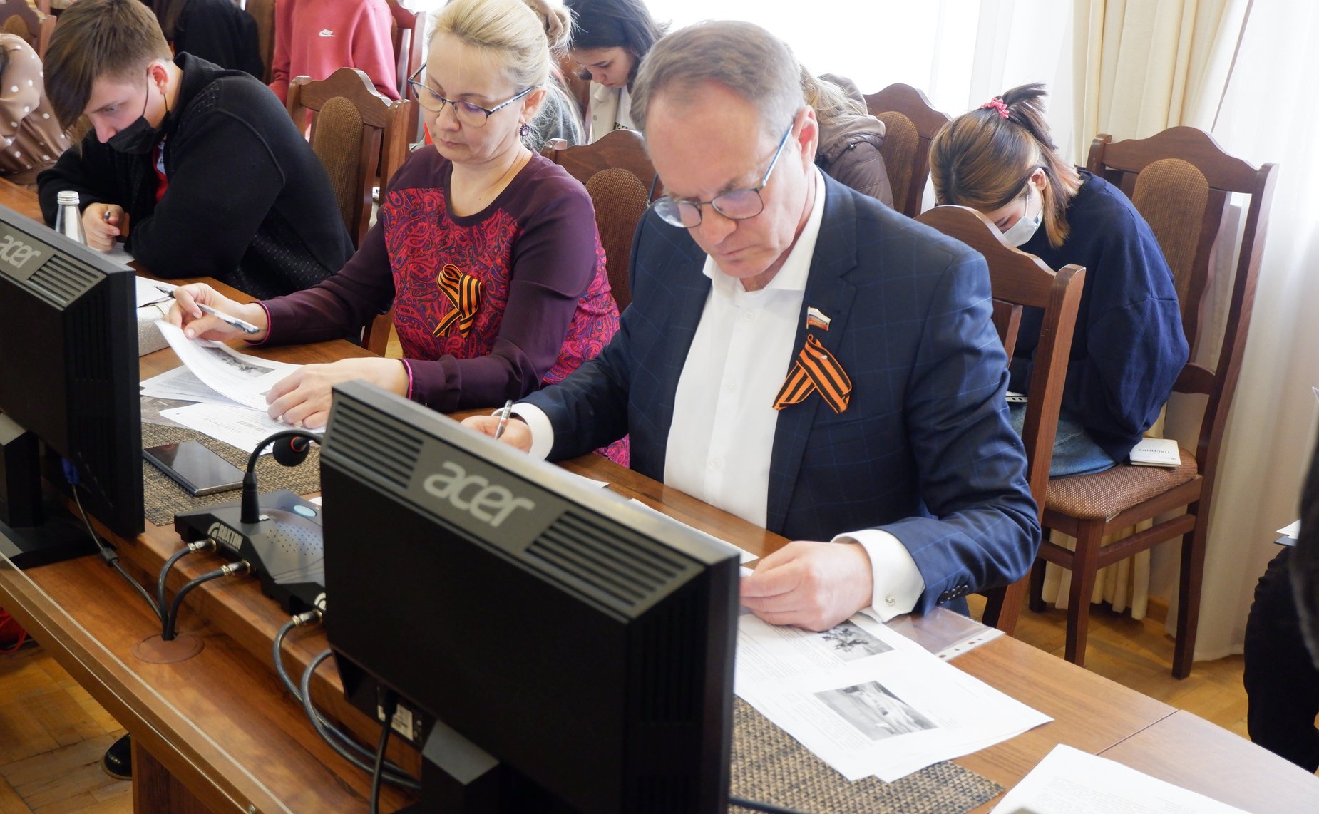 Александр Башкин принял участие в «Диктанте Победы» в читальном зале Астраханской областной научной библиотеки имени Н.К. Крупской