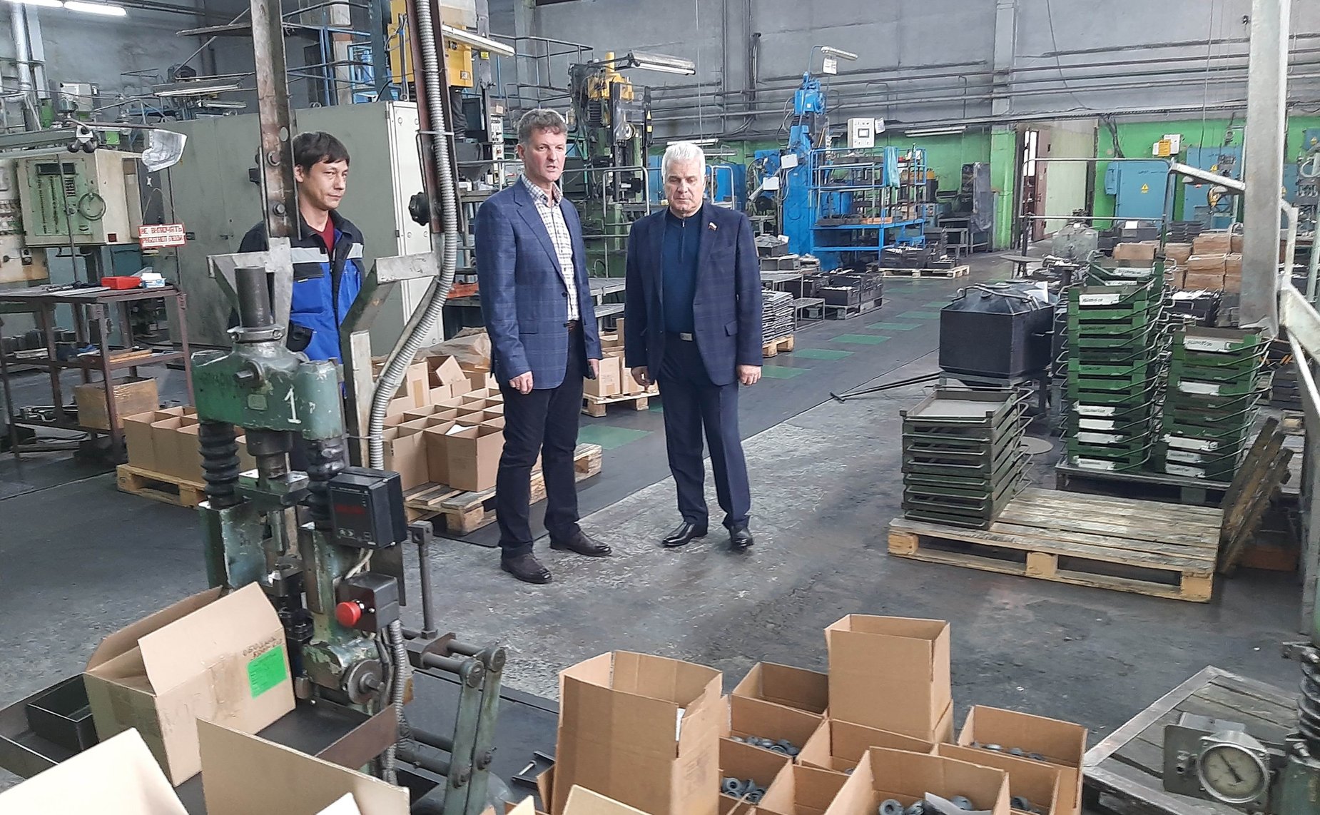 Сергей Мартынов во время визита в регион осмотрел цеха ОКТБ