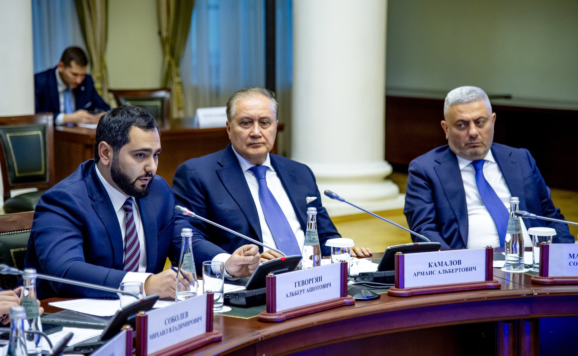 Заместитель Председателя Совета Федерации Юрий Воробьев и заместитель Председателя Национального Собрания Республики Армения Акоб Аршакян провели встречу в Санкт-Петербурге