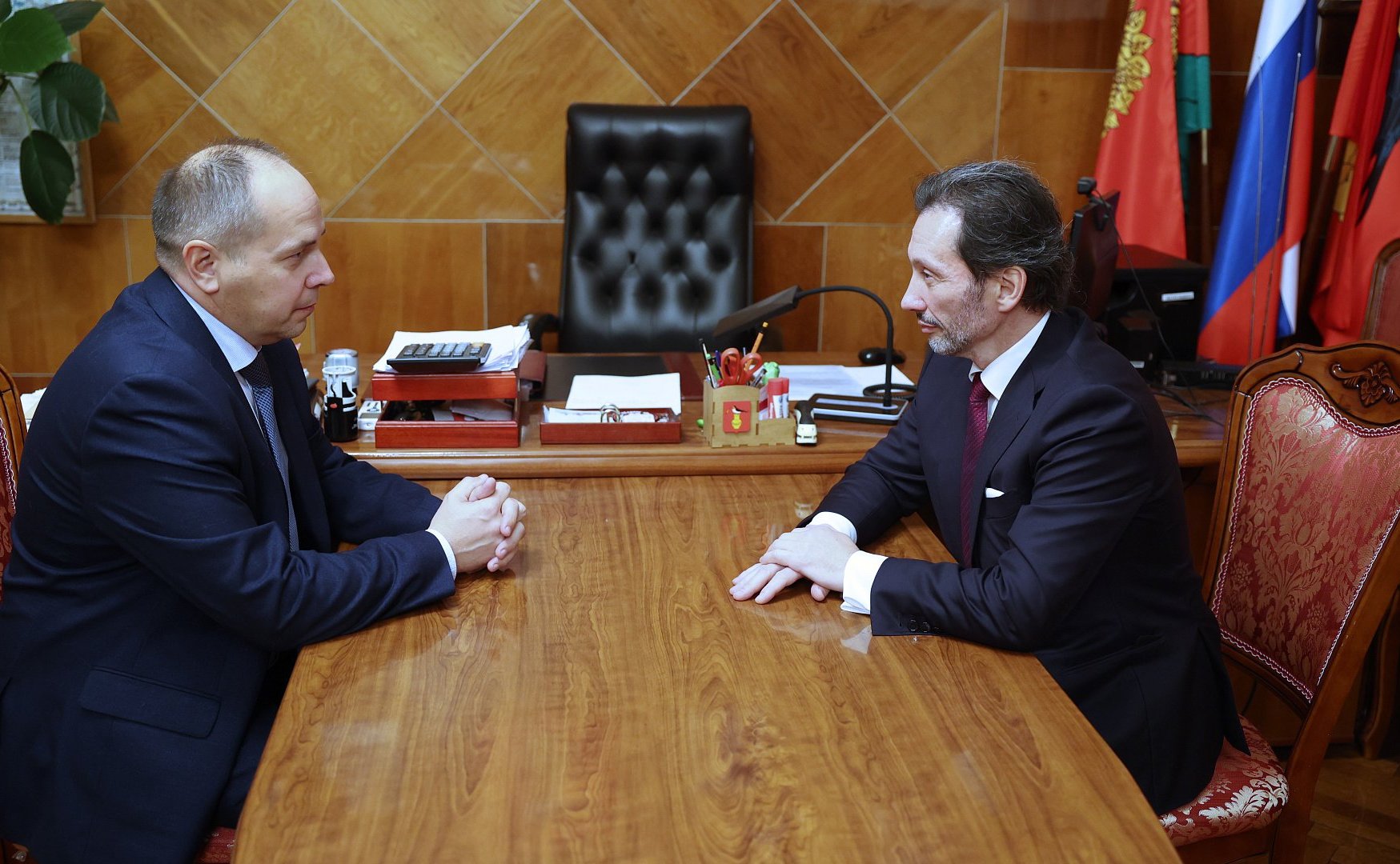 Максим Кавджарадзе и председатель Липецкого областного Совета депутатов Владимир Сериков посетили семьи бойцов СВО Измалковского округа Липецкой области