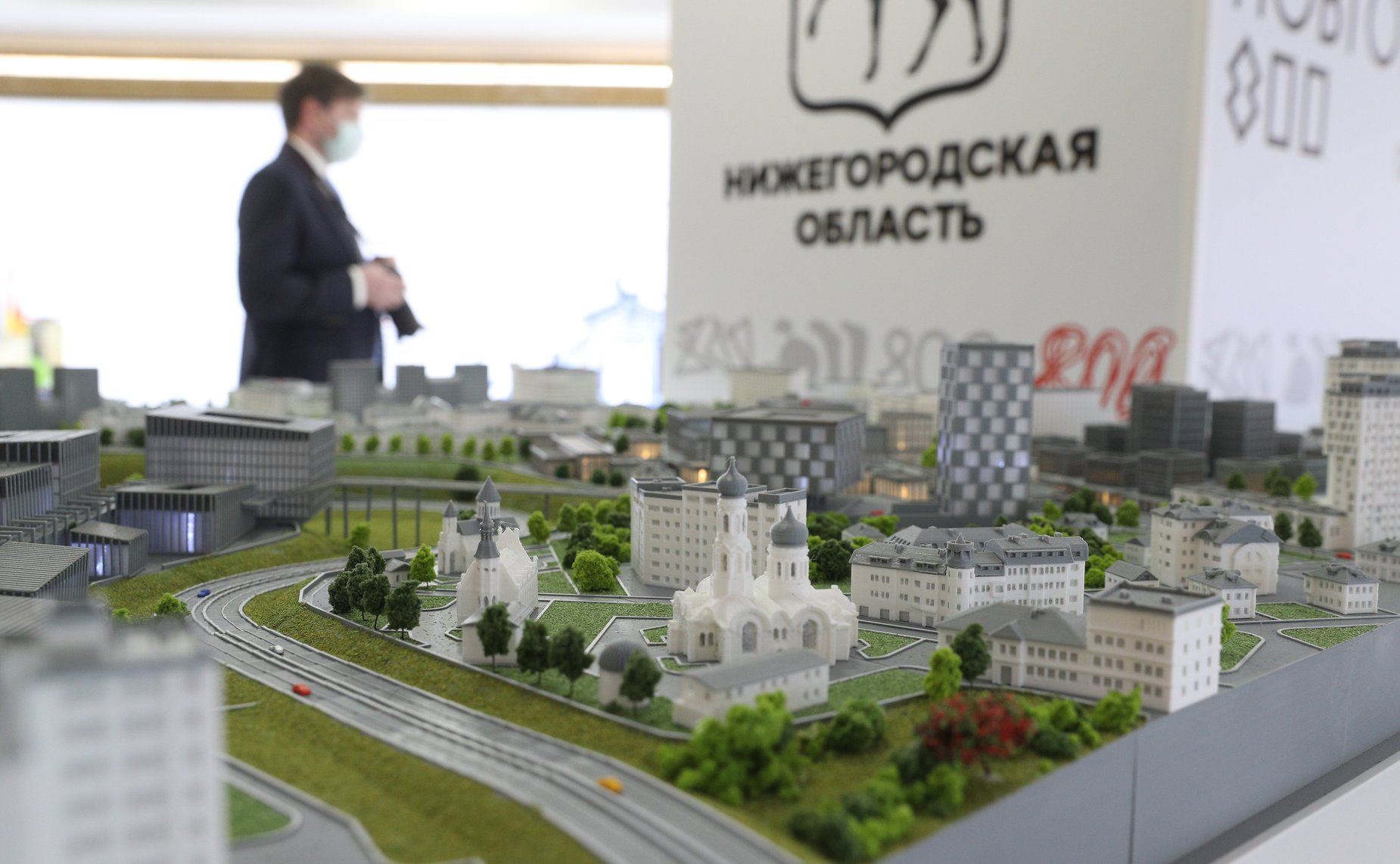 Председатель Совета Федерации Валентина Матвиенко и губернатор Нижегородской области Глеб Никитин осмотрели выставку, на которой представлены инновационные проекты и перспективы развития региона