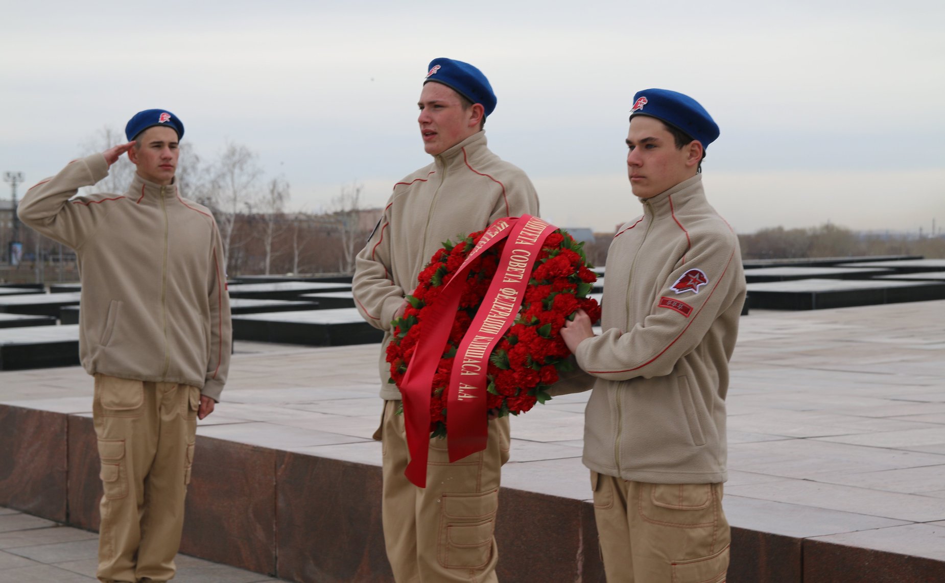 Сенаторы РФ приняли участие в церемонии возложения цветов к Вечному огню у монумента «Тыл-Фронту»