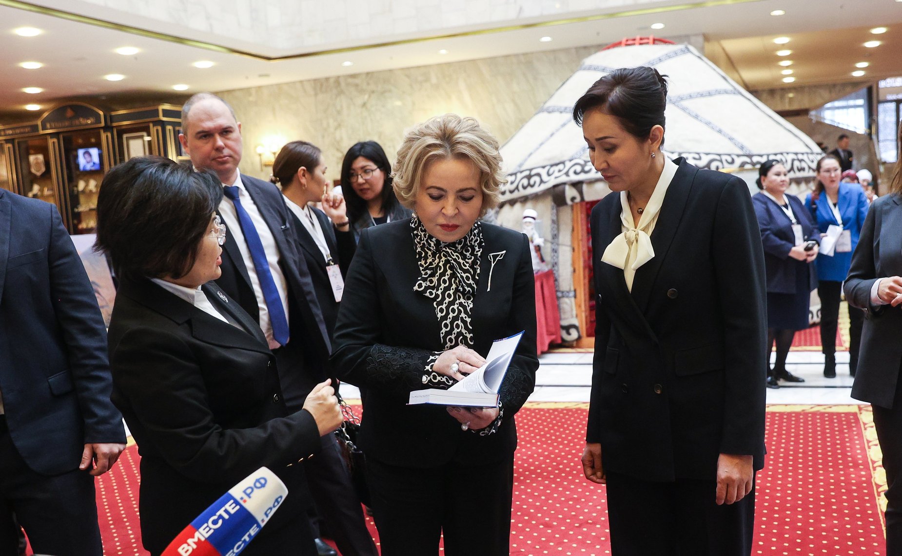 Председатель СФ Валентина Матвиенко осмотрела выставку, посвященную культурным традициям Кыргызстана