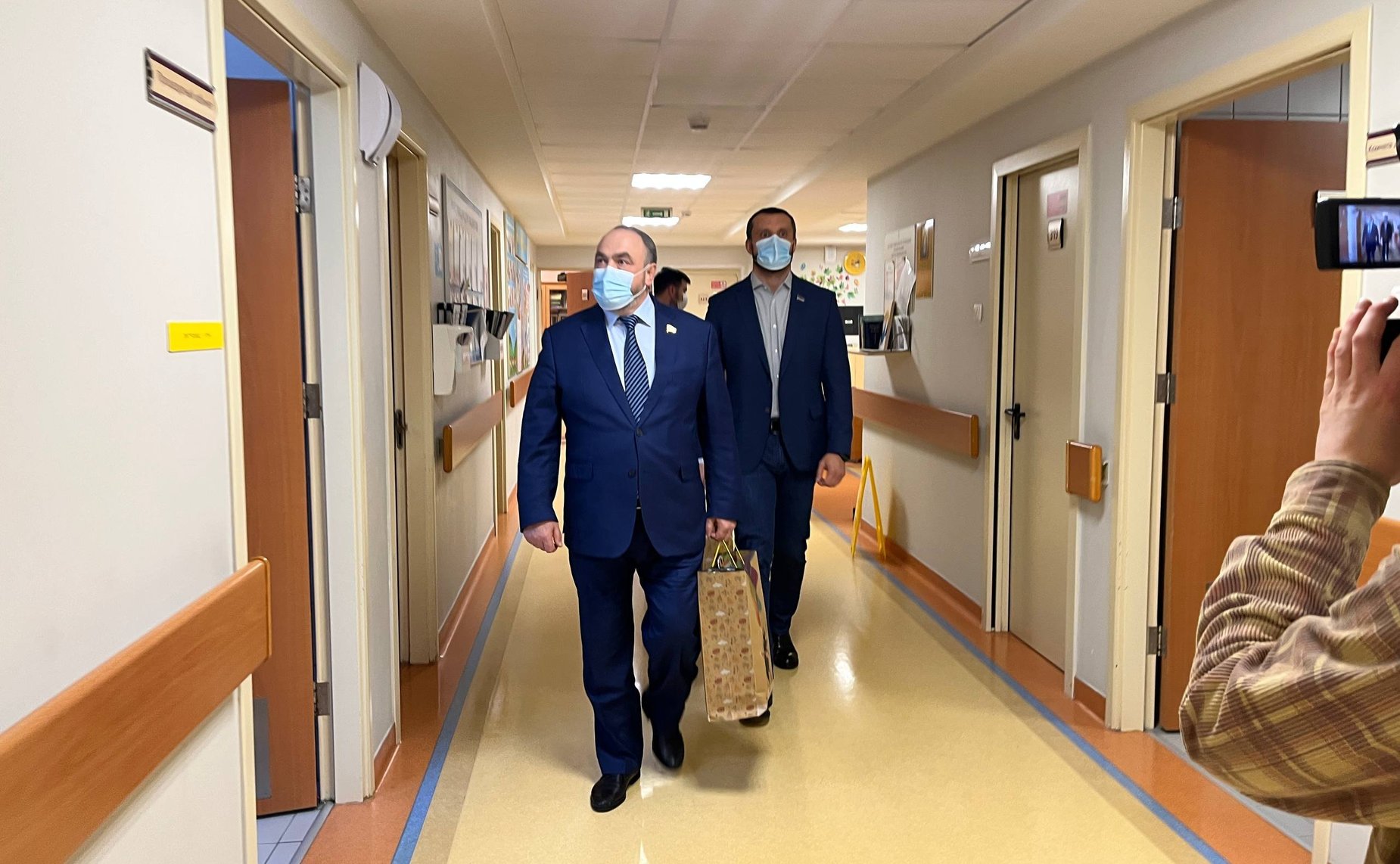 Алексей Ситников передал юным пациентам Салехардской больницы подарки, собранные ямальцами в рамках благотворительной акции «Коробка храбрости»