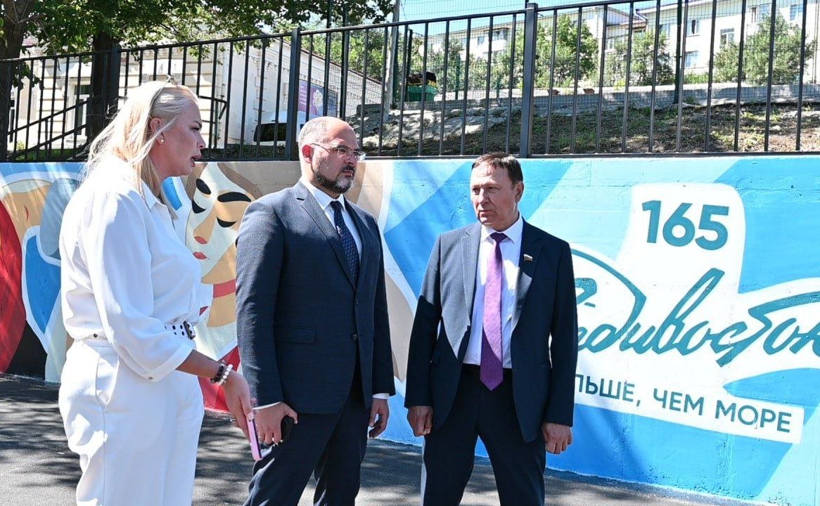 Александр Ролик во время региональной недели провел выездное совещание с главой Владивостока Константином Шестаковым на объектах благоустройства и спорта, построенных в этом году в столице Приморского края