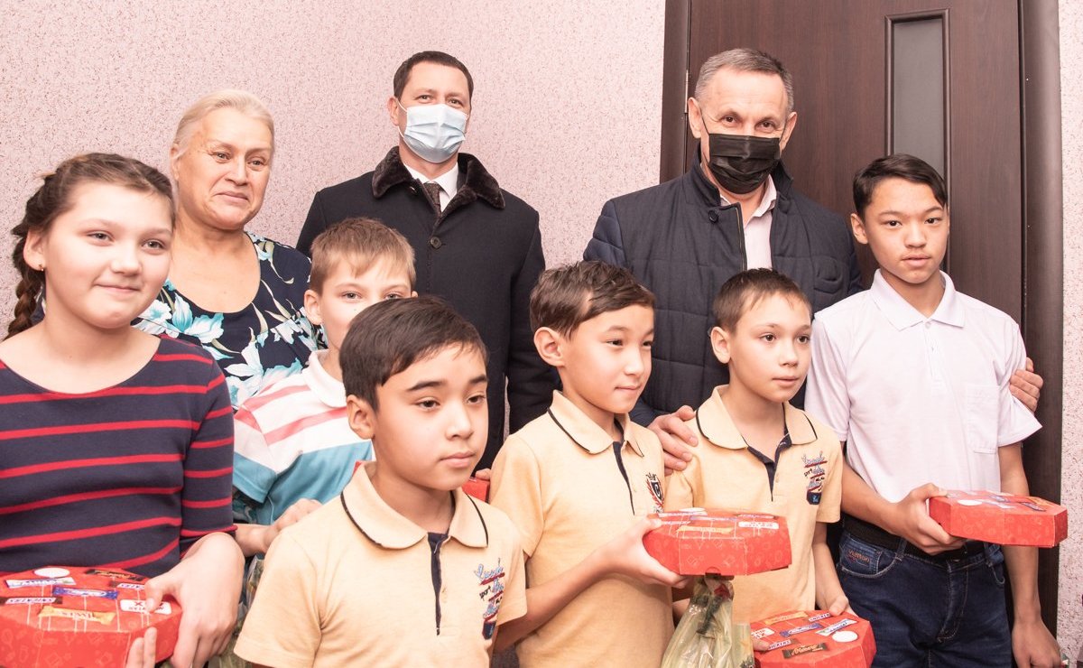 Олег Алексеев и Дмитрий Романов побывали в гостях у семей, которые взяли под опеку несовершеннолетних детей