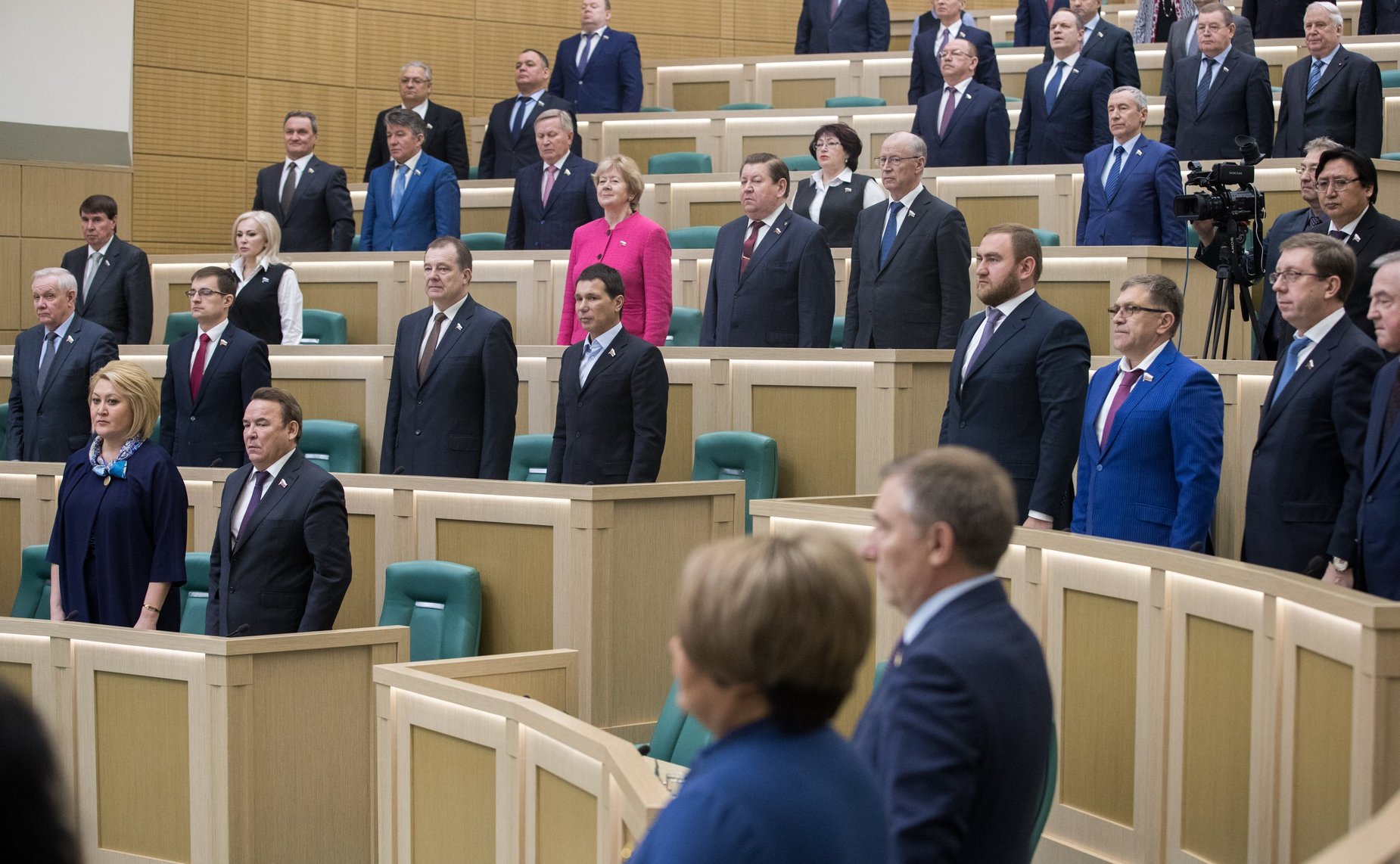 Сенаторы исполняют гимн России перед началом 409-го заседания Совета Федерации