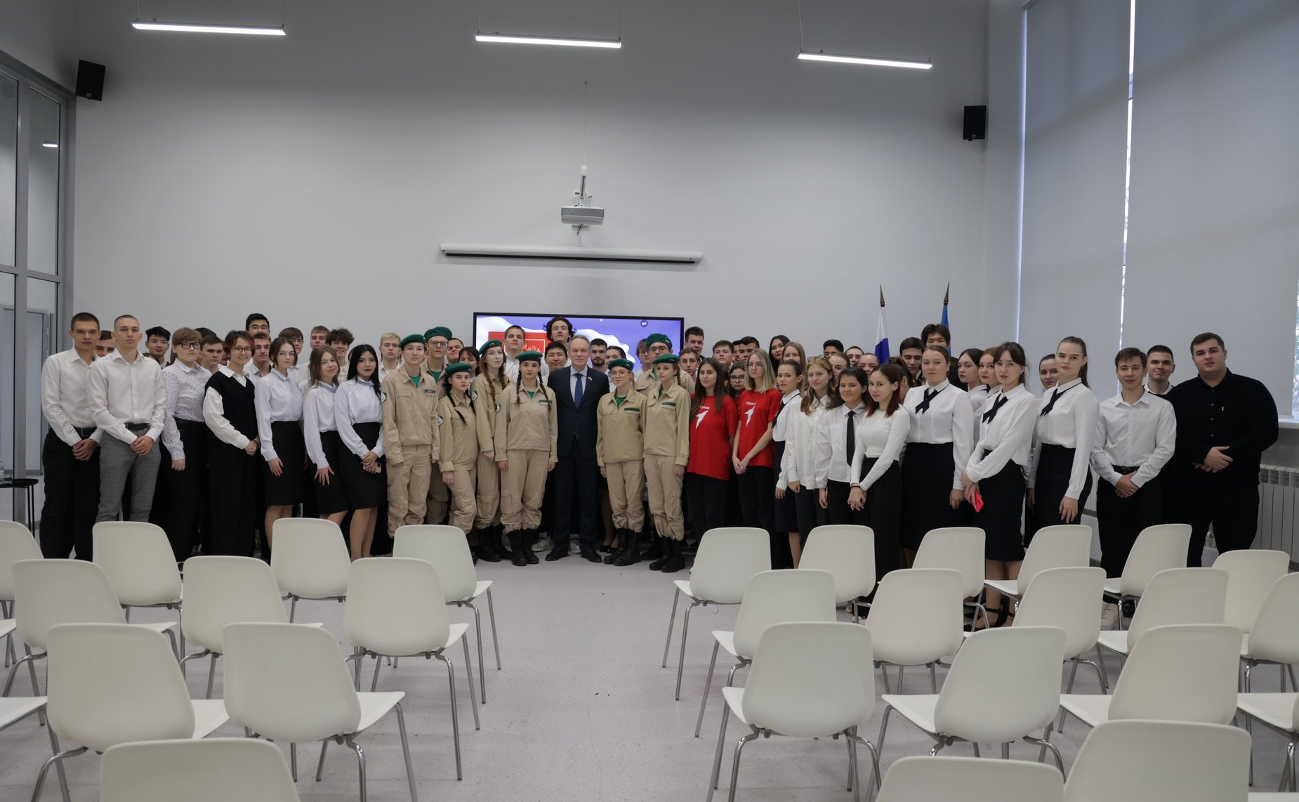 Александр Башкин в рамках мероприятия «Разговоры о важном» встретился со студентами Астраханского государственного политехнического колледжа