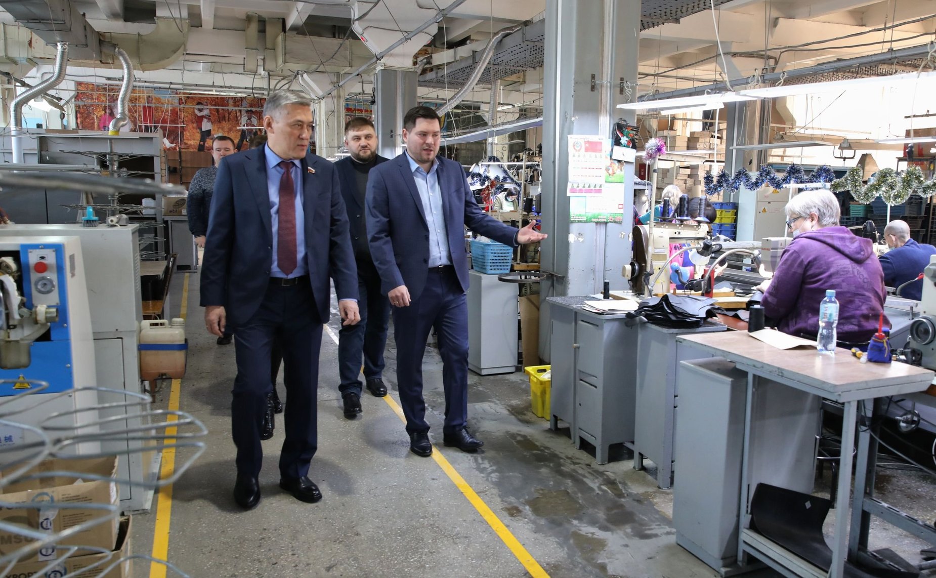 Юрий Валяев посетил Биробиджанскую обувную фабрику