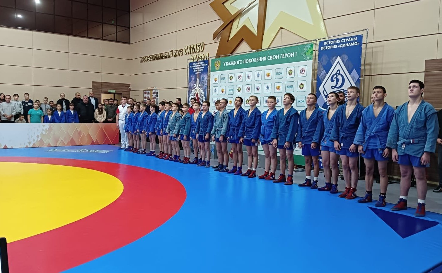 Николай Владимиров отметил лучших самбистов Чувашии специальными премиями