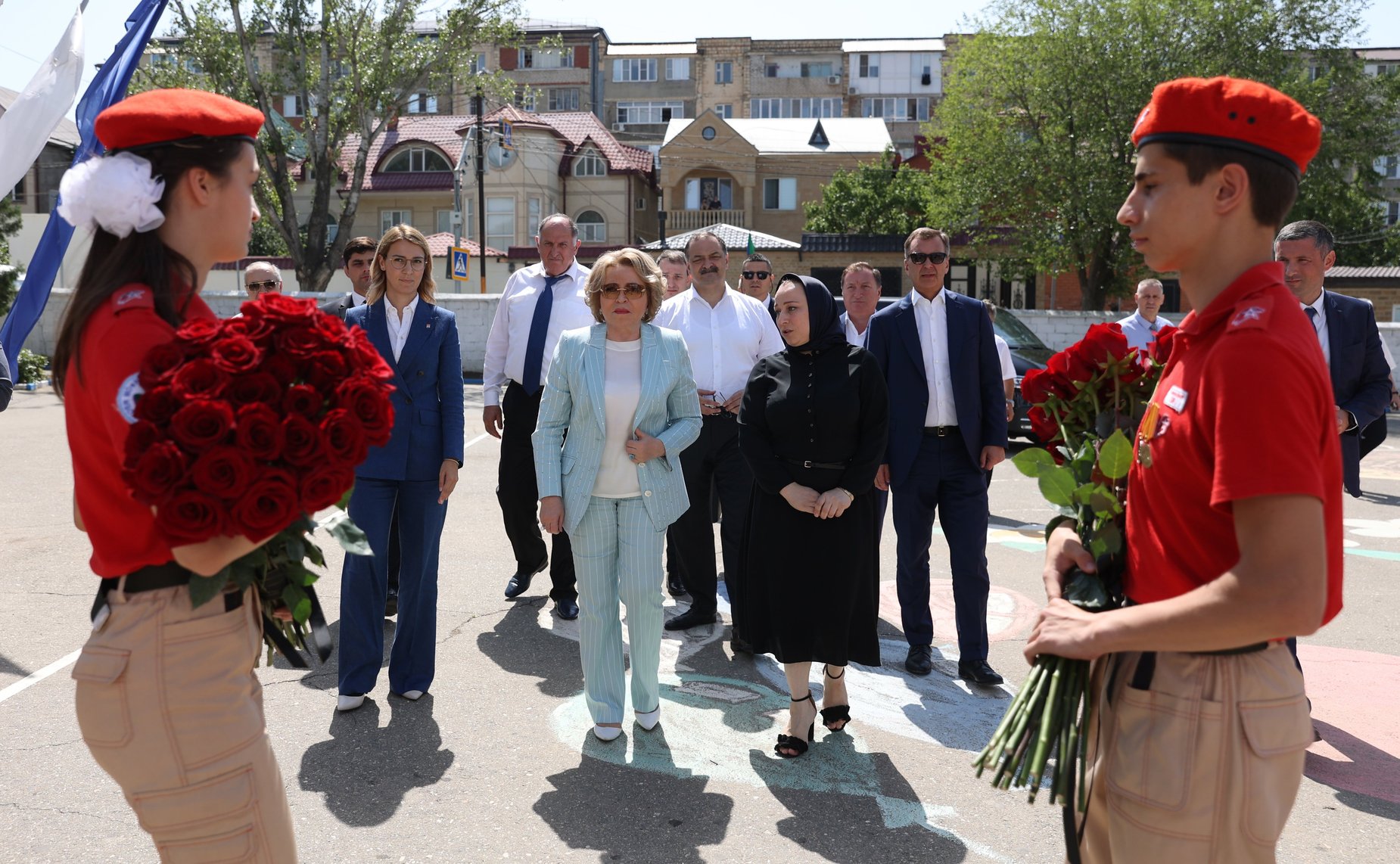 Валентина Матвиенко возложила цветы к мемориальной доске Героя России Нурмагомеда Гаджимагомедова