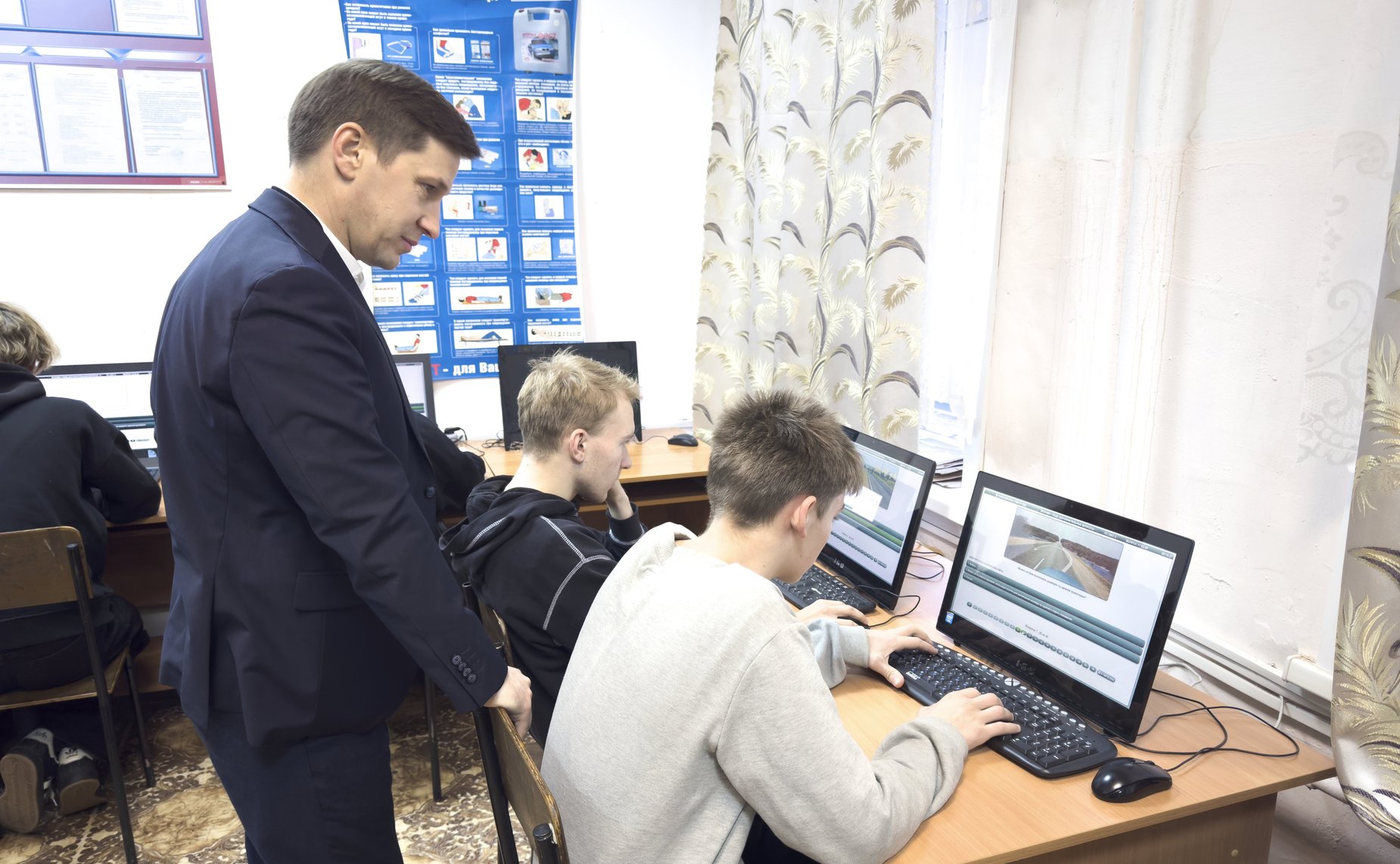 Иван Новиков в рамках работы в регионе посетил Онежский индустриальный техникум