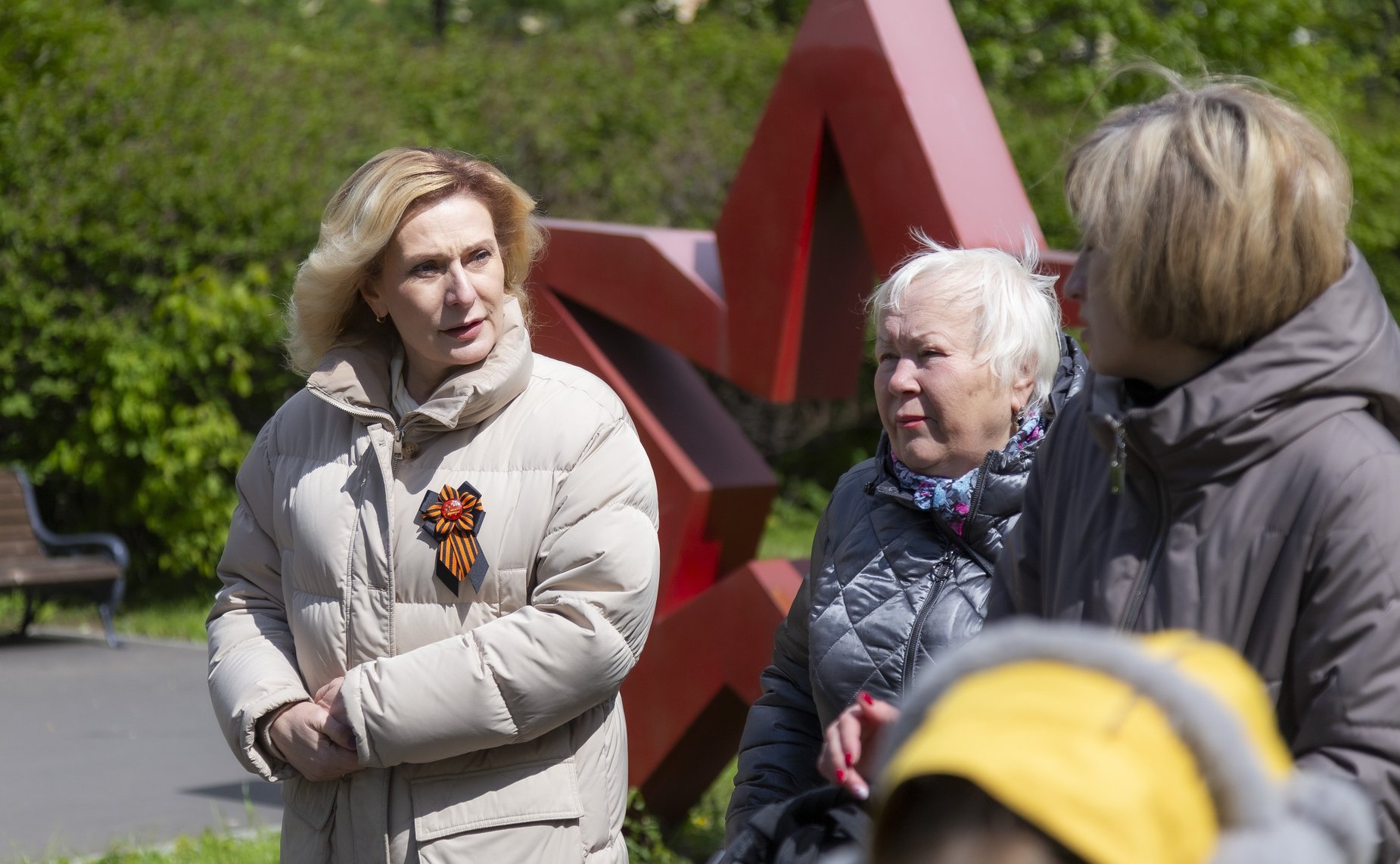 Инна Святенко встретилась на Аллее Ветеранов в районе Марьино Юго-Восточного округа столицы с родственниками погибших участников специальной военной операции