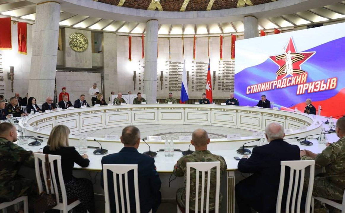 Николай Семисотов и Сергей Горняков в ходе поездки в регион приняли участие в мероприятиях, приуроченных к 82-летию Победы в Сталинградской битве