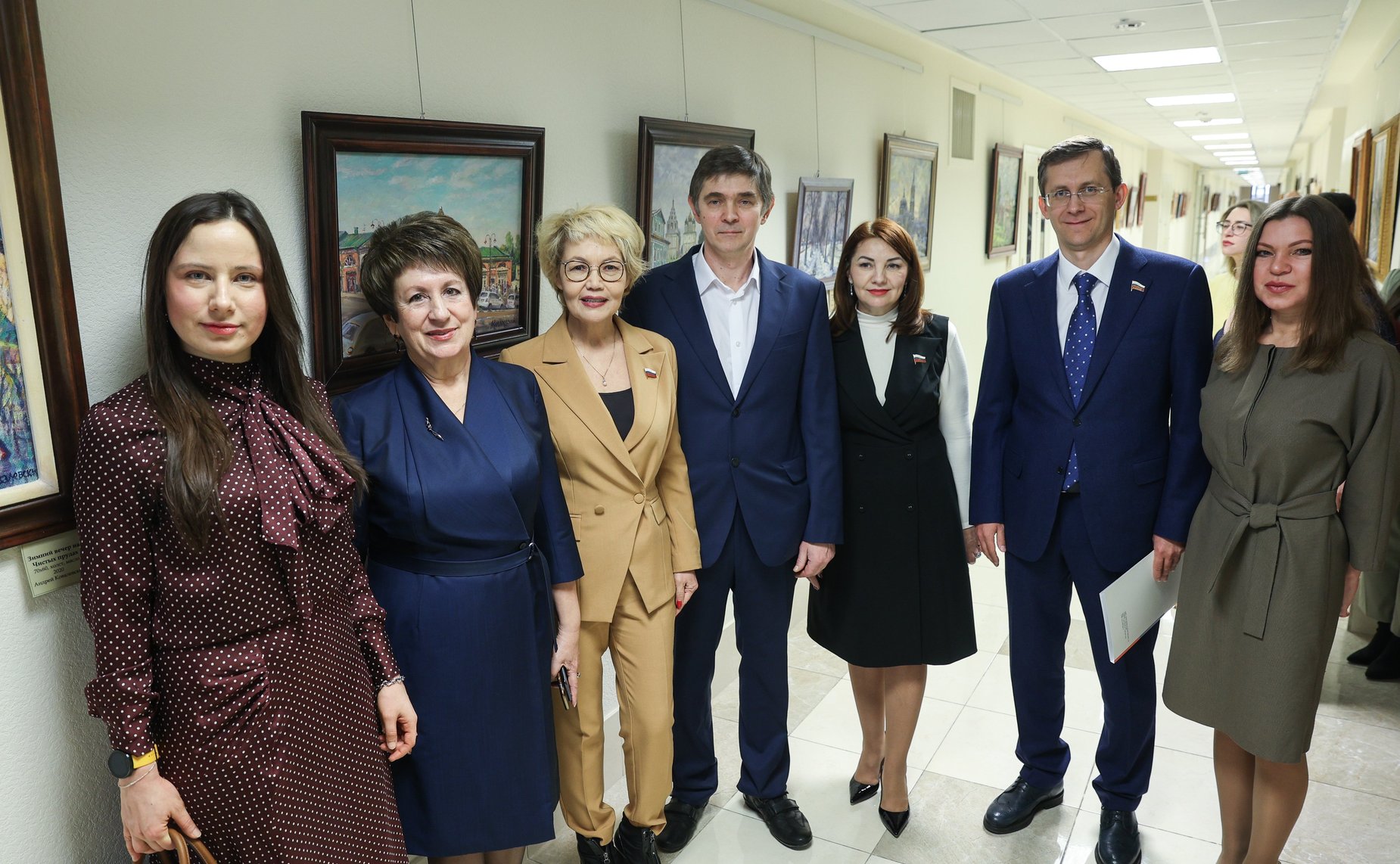 Дина Оюн открыла в верхней палате парламента выставку живописи московского художника Андрея Ковалевского «Мир на палитре»