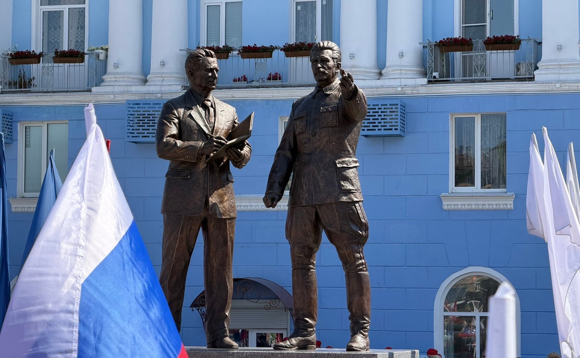Роман Маслов вместе с губернатором Георгием Филимоновым, общественниками и жителями города принял участие в торжественной церемонии открытия памятника основателям Череповецкого металлургического комбината