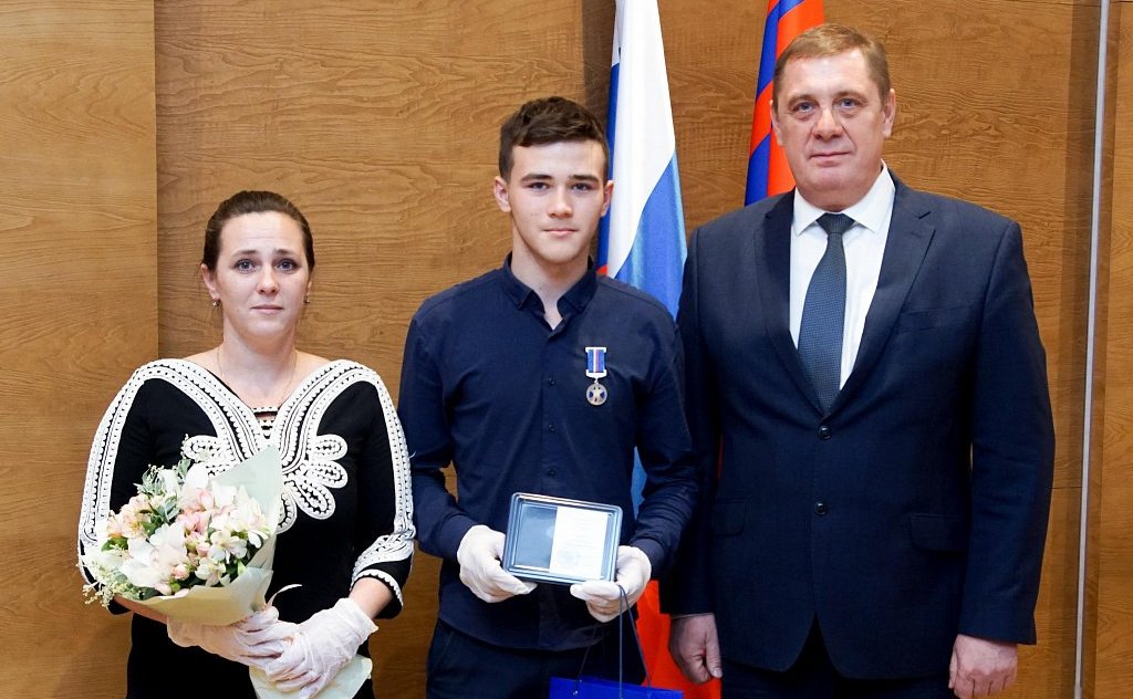 Николай Семисотов и Сергей Горняков приняли участие в награждении детей-героев в Волгоградской области