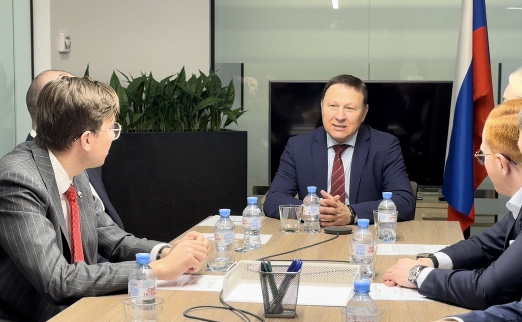 Александр Ролик вручил награды за проведение Восточного экономического форума