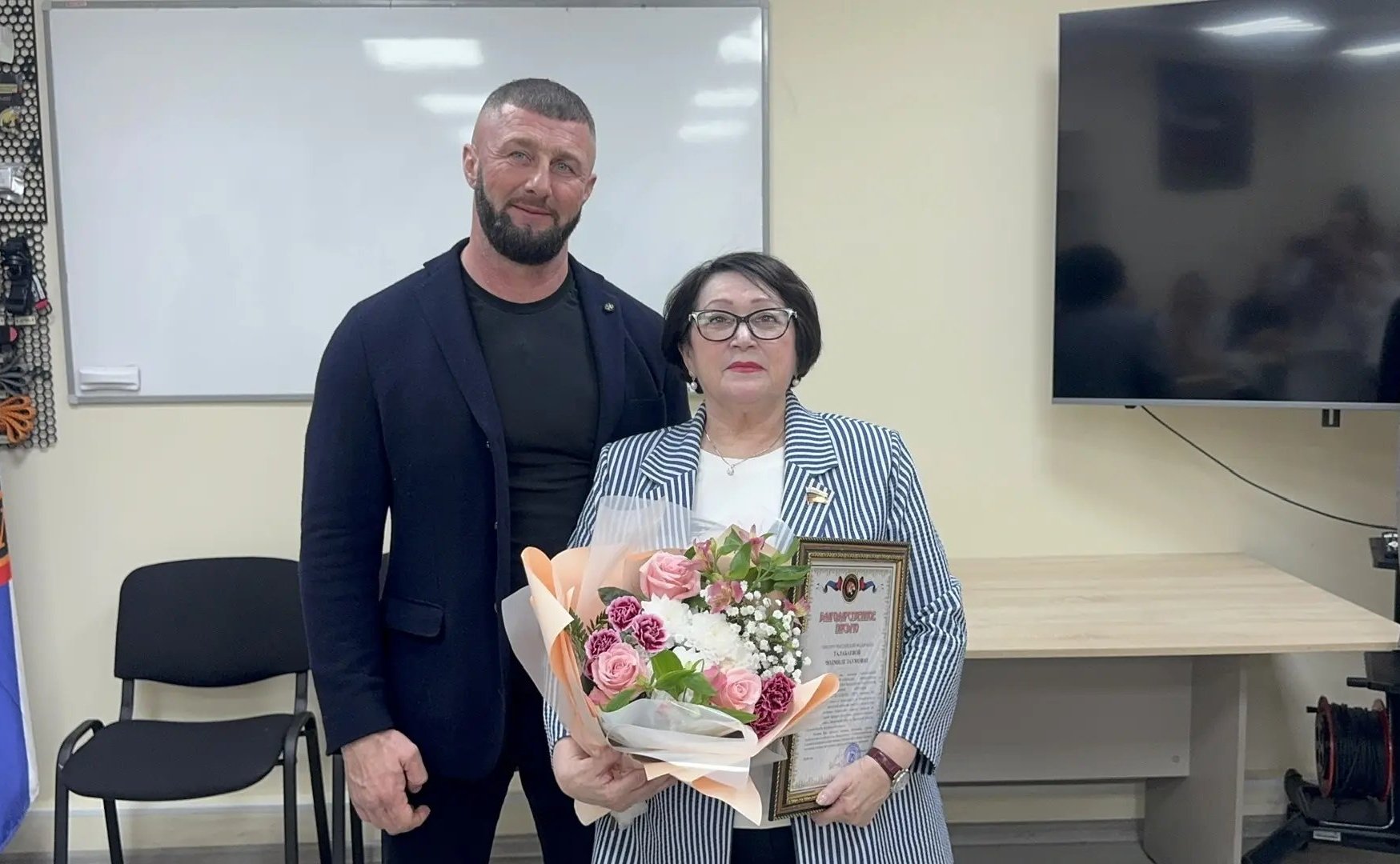 Людмила Талабаева в ходе региональной недели встретилась с активистами и членами общественных организаций, которые занимаются патриотическим воспитанием молодежи и помощью участникам СВО