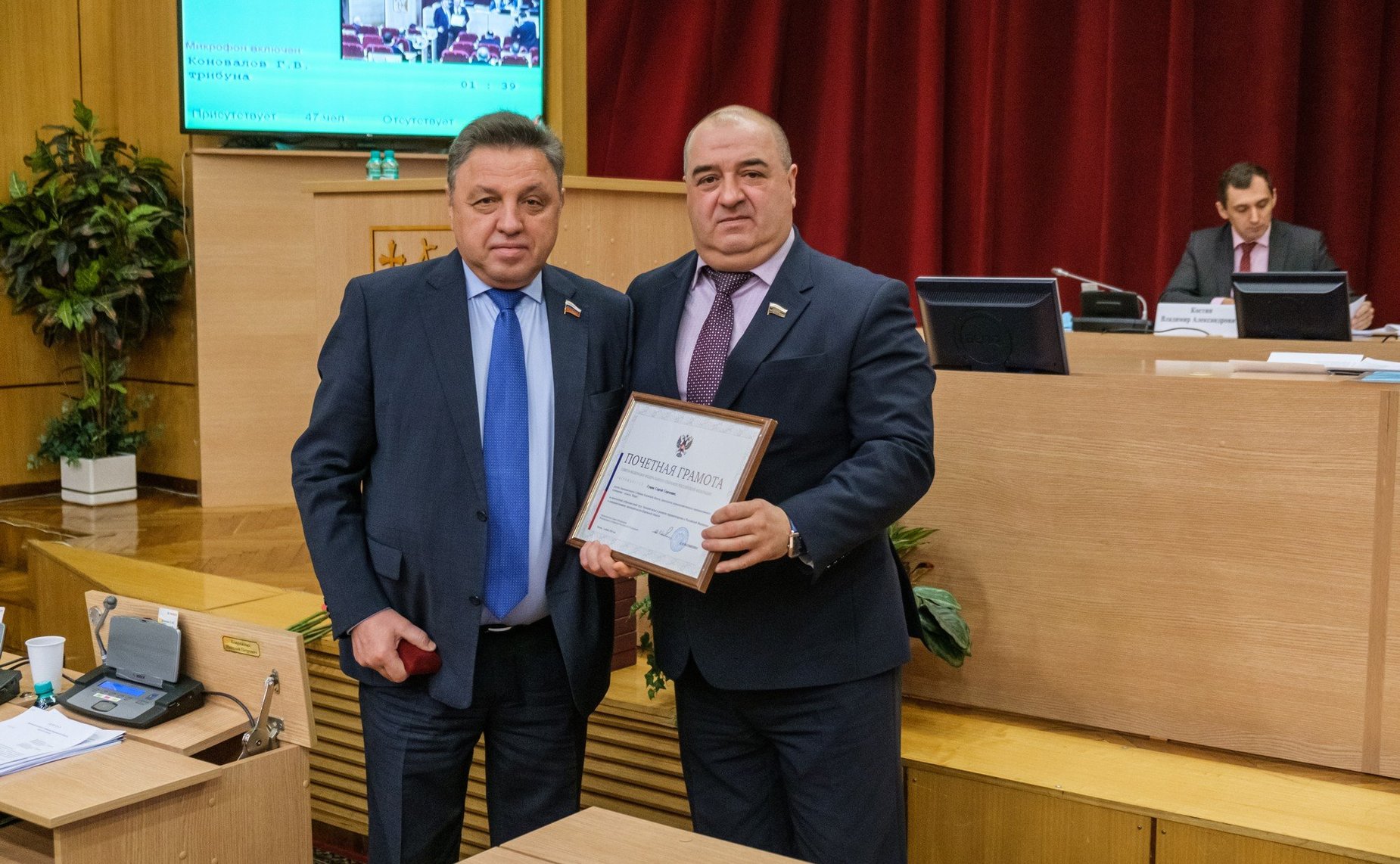 Вячеслав Тимченко вручил депутату областного Законодательно Собрания, председателю сельскохозяйственного производственного кооператива — колхоза «Искра» Сергею Гущину