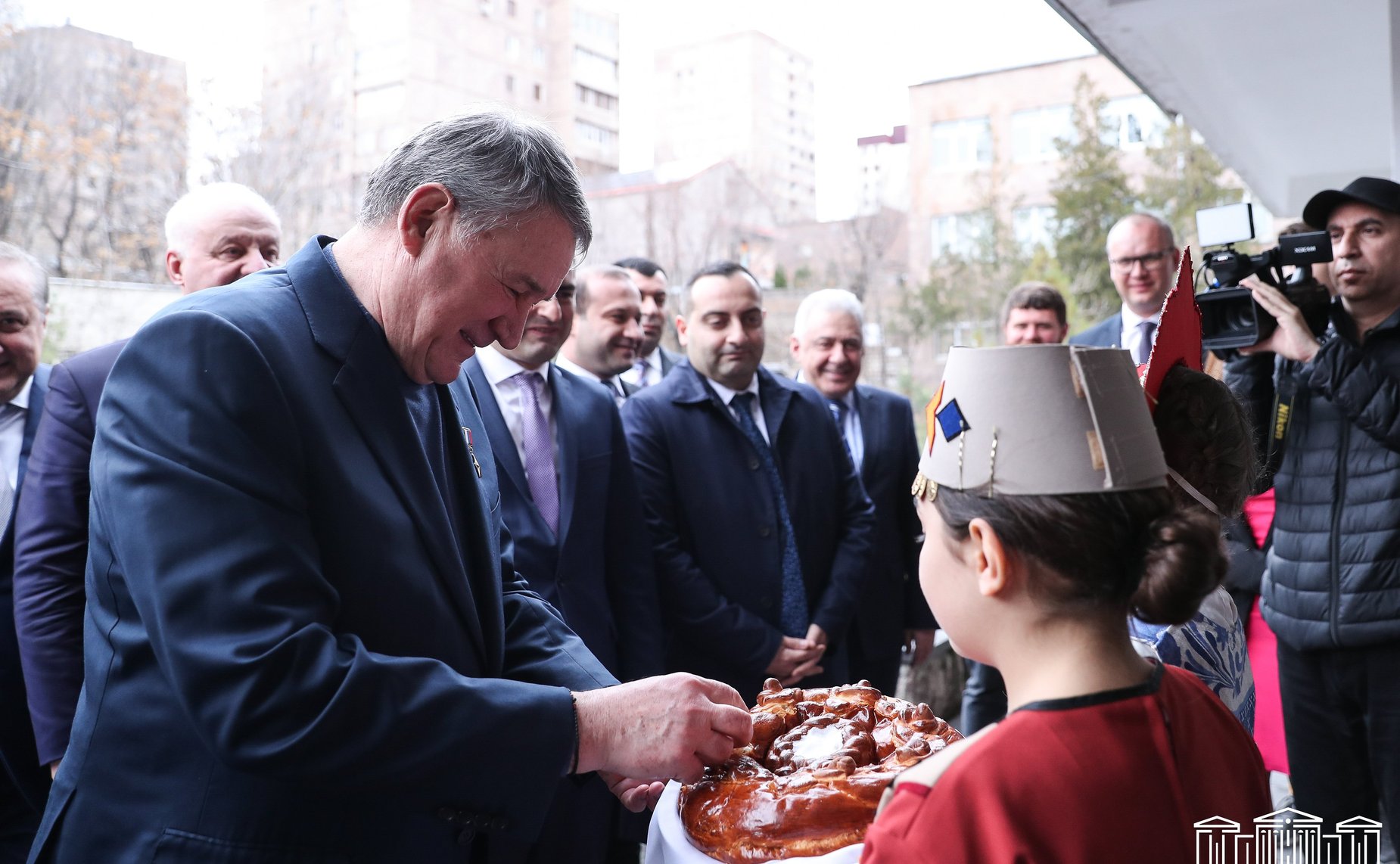 Российская делегация во главе с заместителем Председателя Совета Федерации Юрием Воробьевым передала более 1,5 тысяч учебников для трех армянских школ с обучением на русском языке