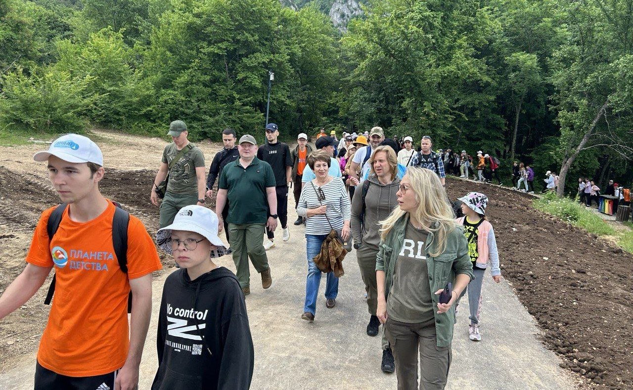 Екатерина Алтабаева вместе с ребятами из севастопольского детского оздоровительного лагеря «Горный» сходила в поход